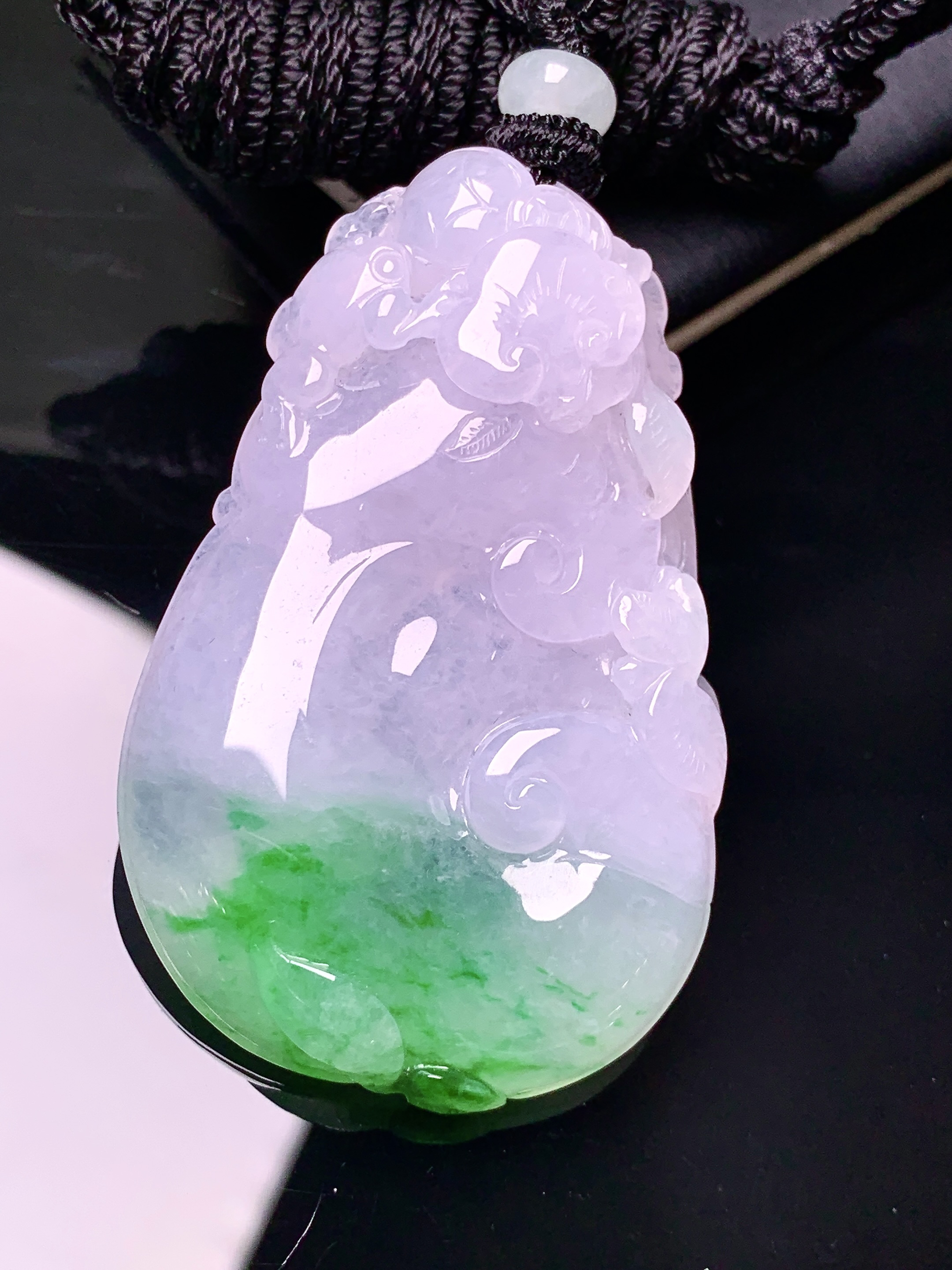 飘绿如意吊坠 玉质细腻 色泽艳丽清新 水润亮眼 整体尺寸49.2*32*7.2 w1