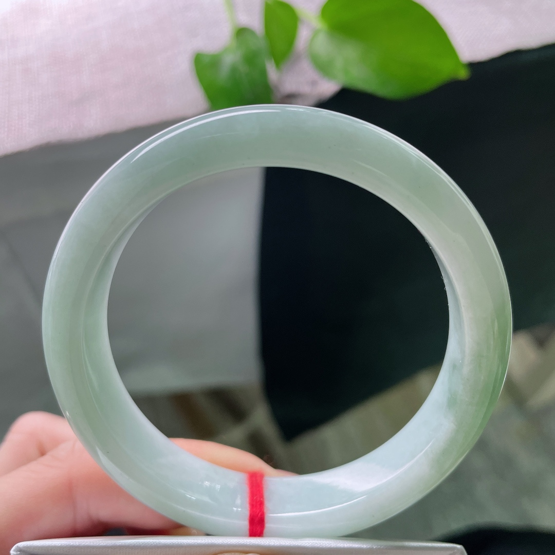 58.7/12.8/8，浅绿底正圈，水头好，一抹深色过渡自然，沉稳大方，有棉线，ss49228a