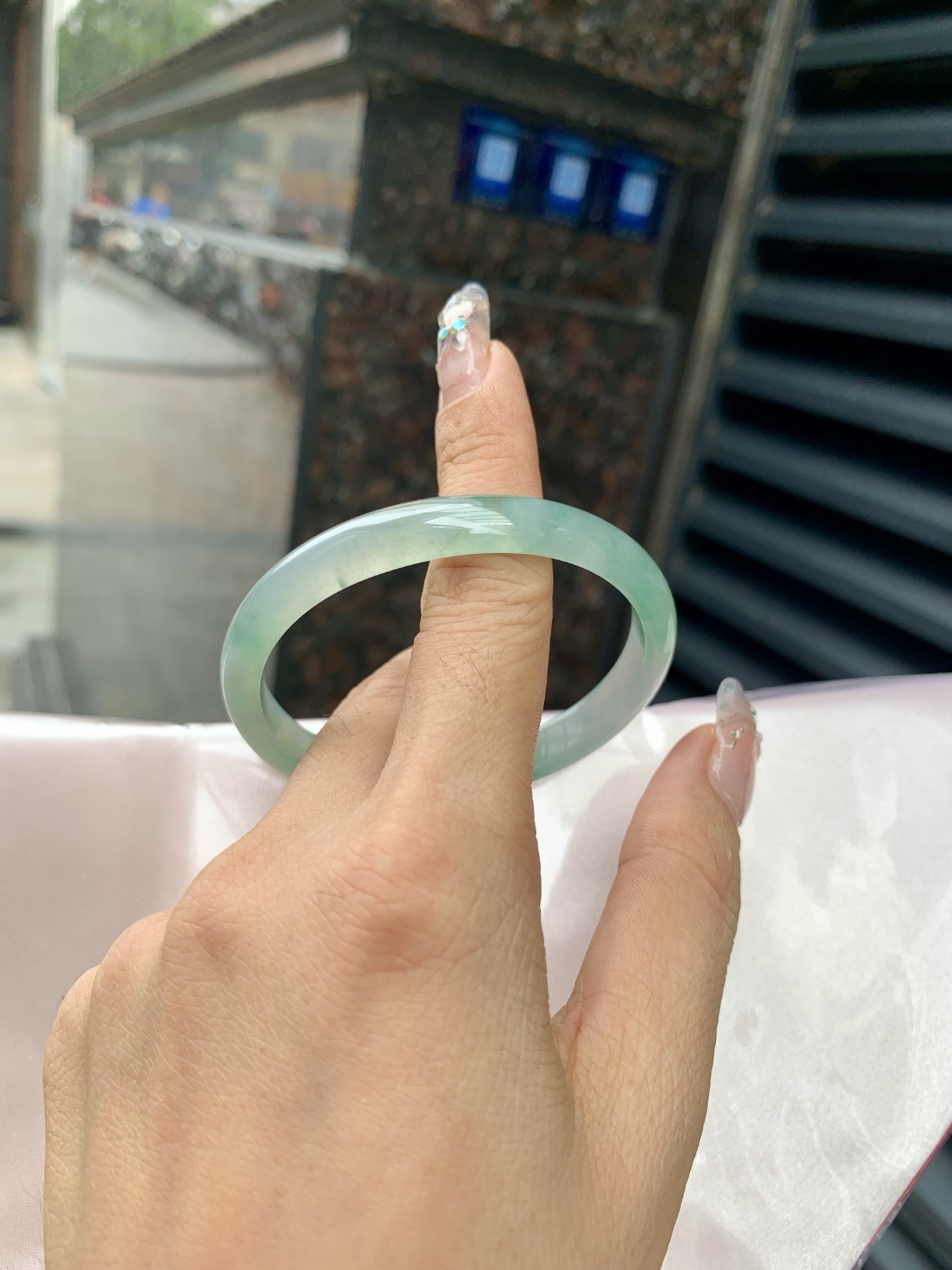 冰飘花贵妃，54.8-48.3-5.2-9，0508-2A109-2，底妆冰润细腻，绿花灵动飘逸，勾勒出一幅唯美诗意的山水意境画，古典优雅又秀气，无裂