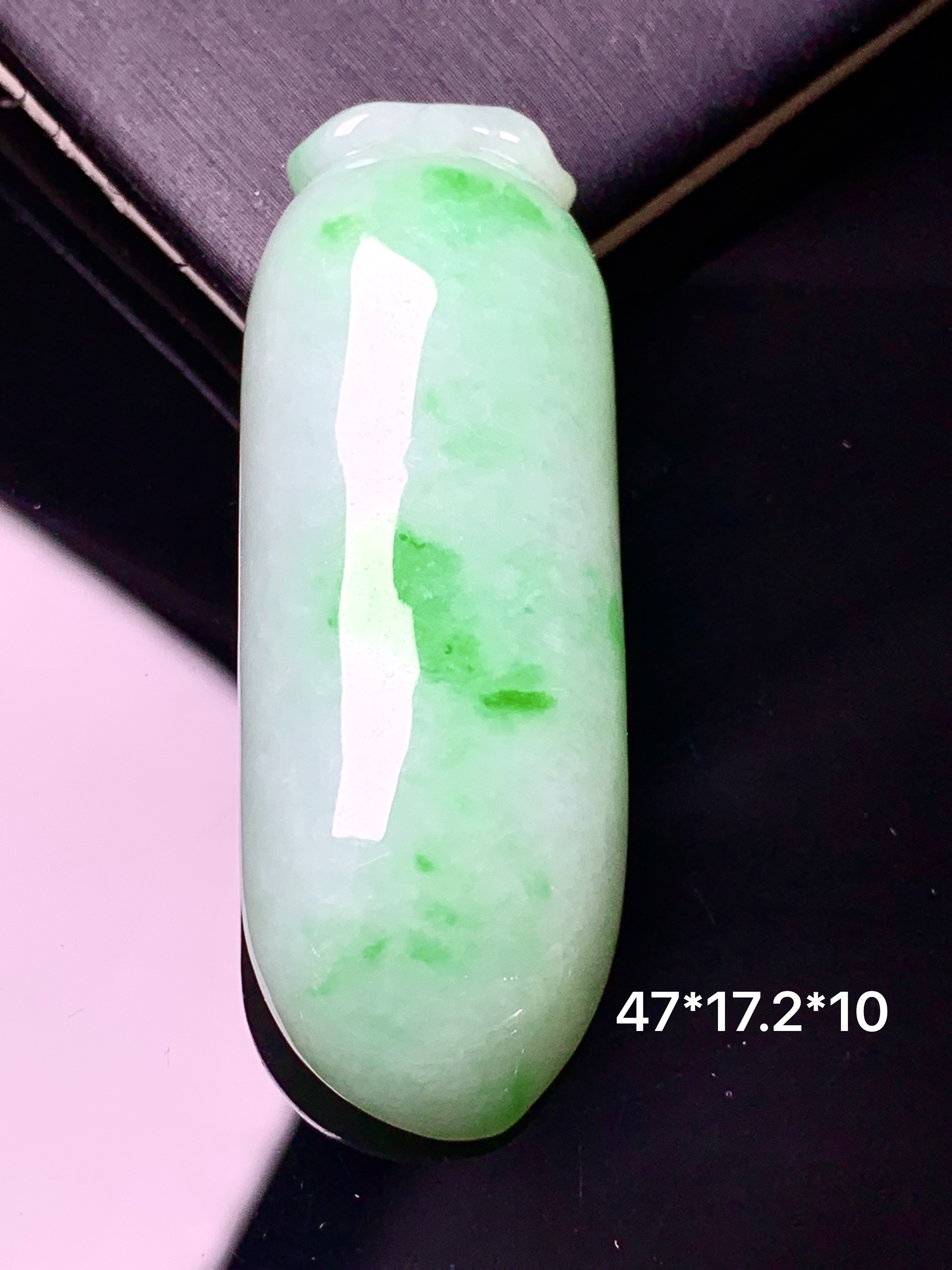 飘绿福瓜吊坠 玉质细腻 色泽艳丽清新 水润亮眼 整体尺寸47*17.2*10 a5