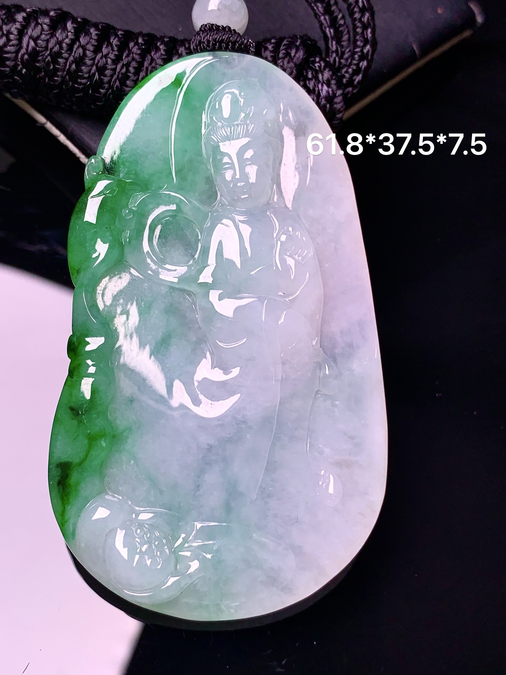 飘绿观音菩萨吊坠 玉质细腻 色泽艳丽清新 水润亮眼 整体尺寸61.8*37.5*7.5 w1