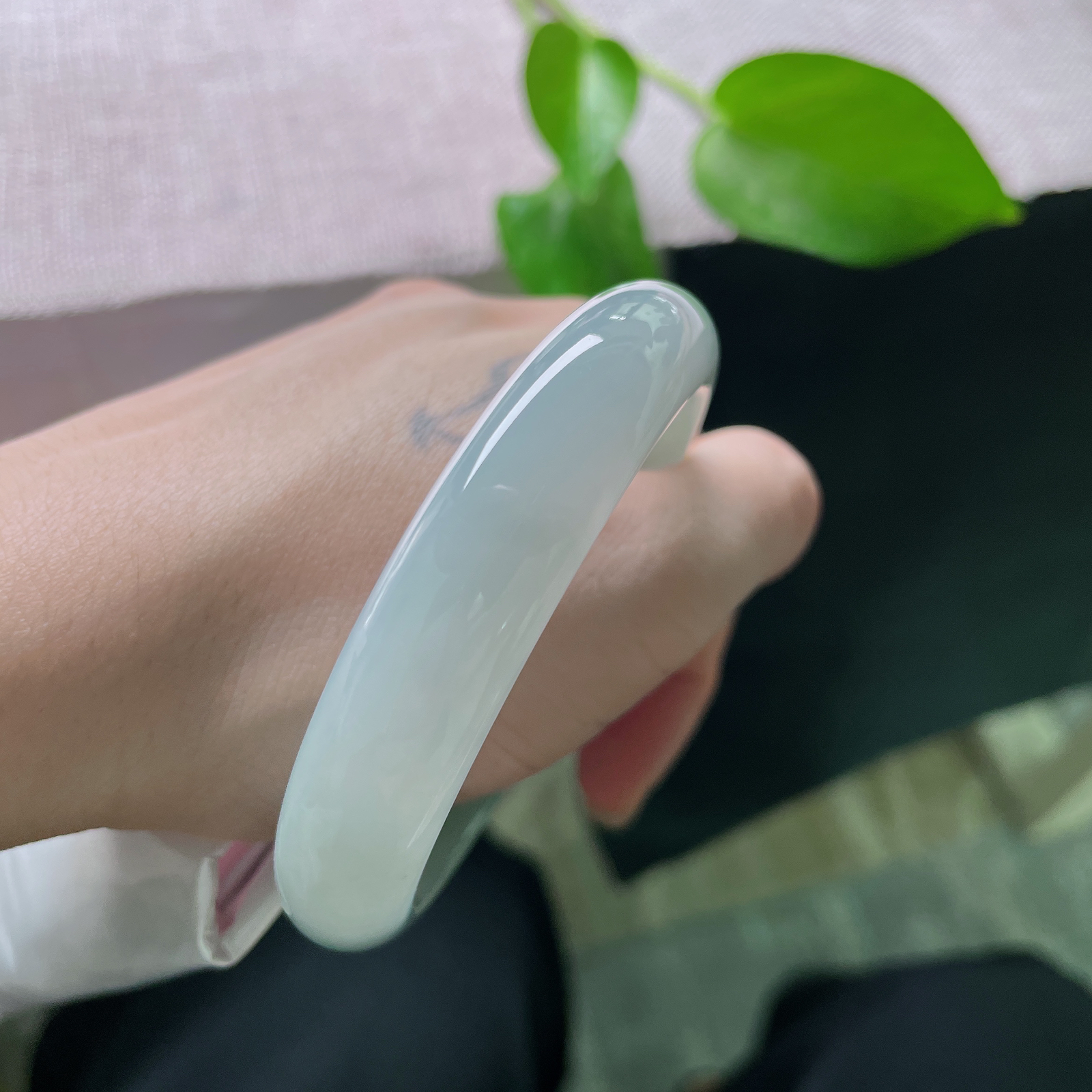 57/12.8/7.9，浅蓝底正圈，温柔贤惠，素净，质地温润细腻，婀娜多姿ss52902a