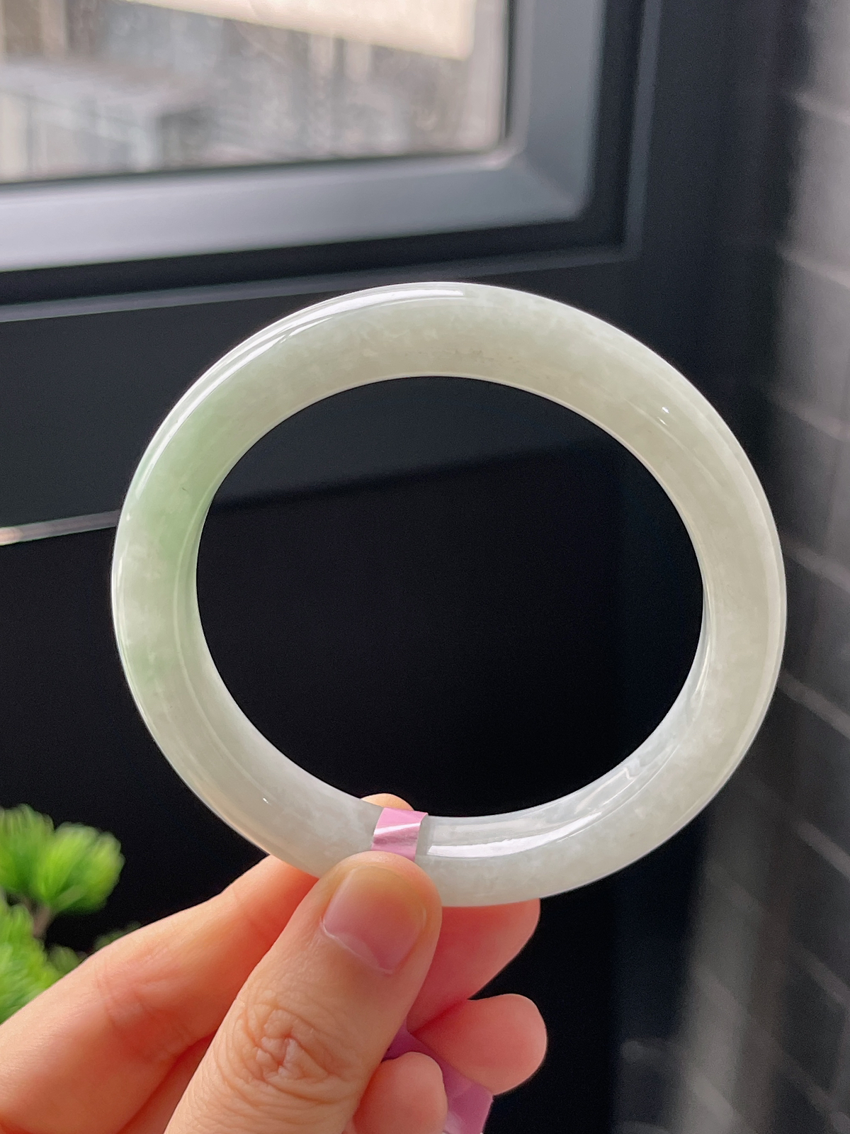 正圈57圈口，翡翠糯化种淡绿色手镯