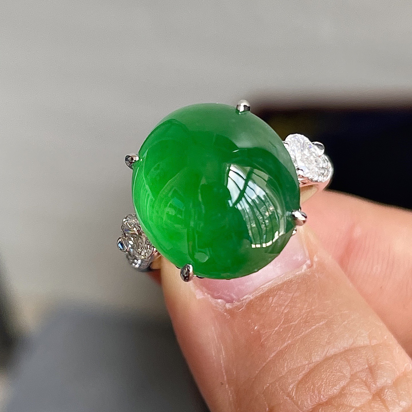 缅料高冰阳绿戒指，裸镶戒指，18k金镶嵌，色辣，饱满水润，无裂，裸石尺寸15/13.5/8.5