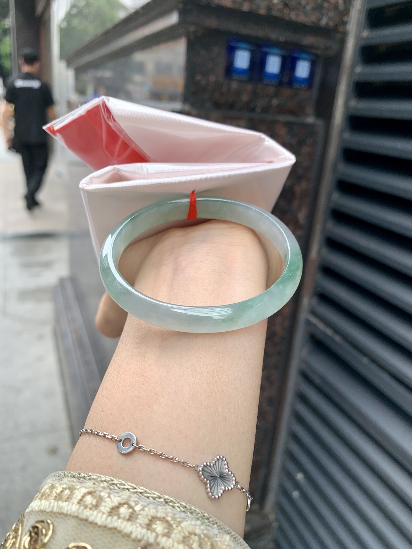 冰飘花贵妃，54.8-48.3-5.2-9，0508-2A109-2，底妆冰润细腻，绿花灵动飘逸，勾勒出一幅唯美诗意的山水意境画，古典优雅又秀气，无裂