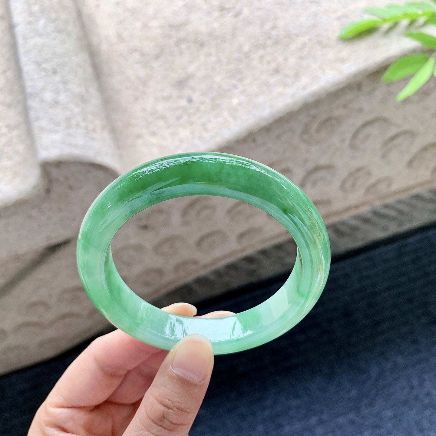 正圈56 57 圈口57.6/12.3/9 编码A1050933 描述细糯辣绿，水润，种老，细腻，无裂