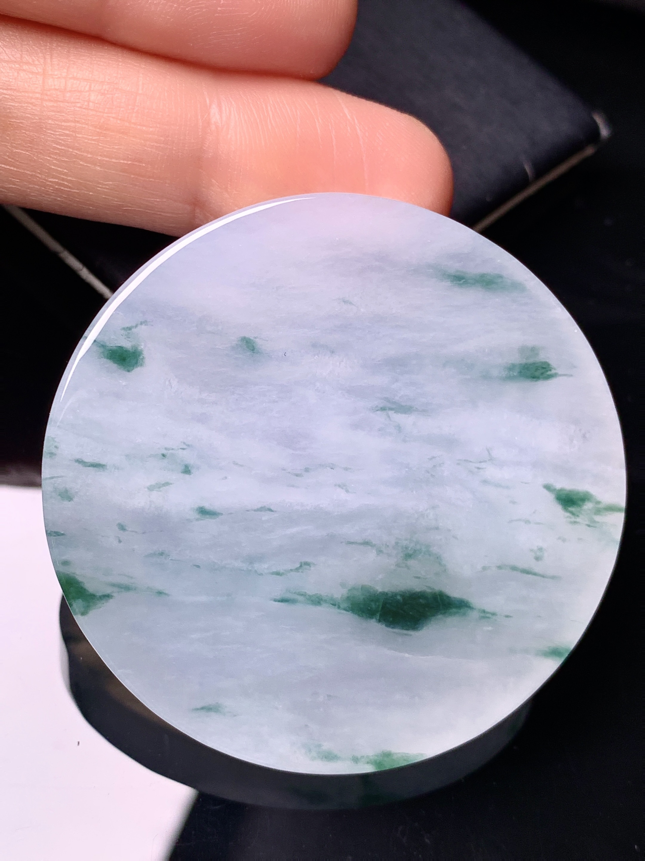 飘绿圆牌吊坠 玉质细腻 色泽艳丽清新 水润亮眼 整体尺寸50*7 L1