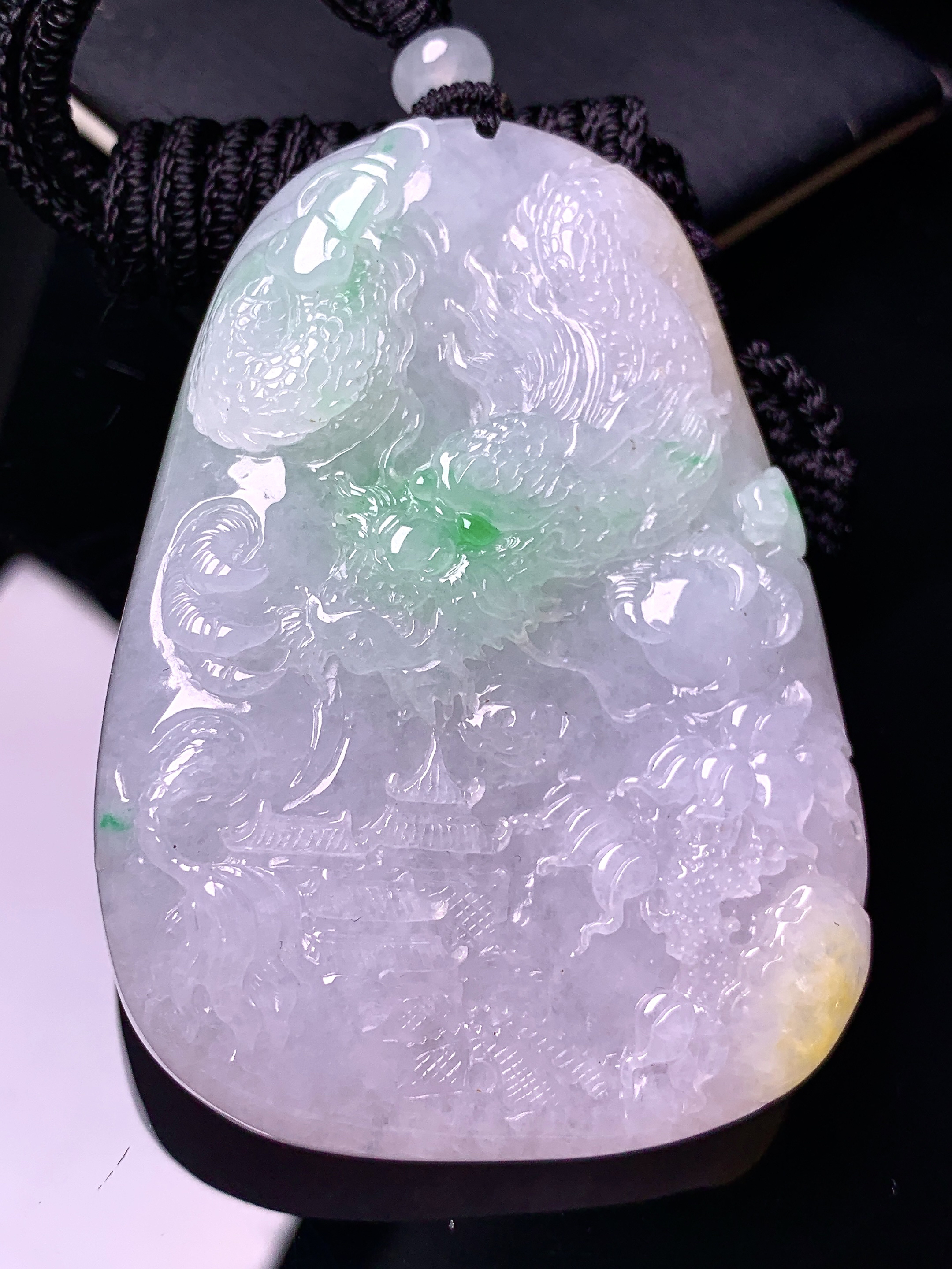 飘绿龙牌吊坠 玉质细腻 色泽艳丽清新 水润亮眼 整体尺寸64.5*45.6*11.5 w1