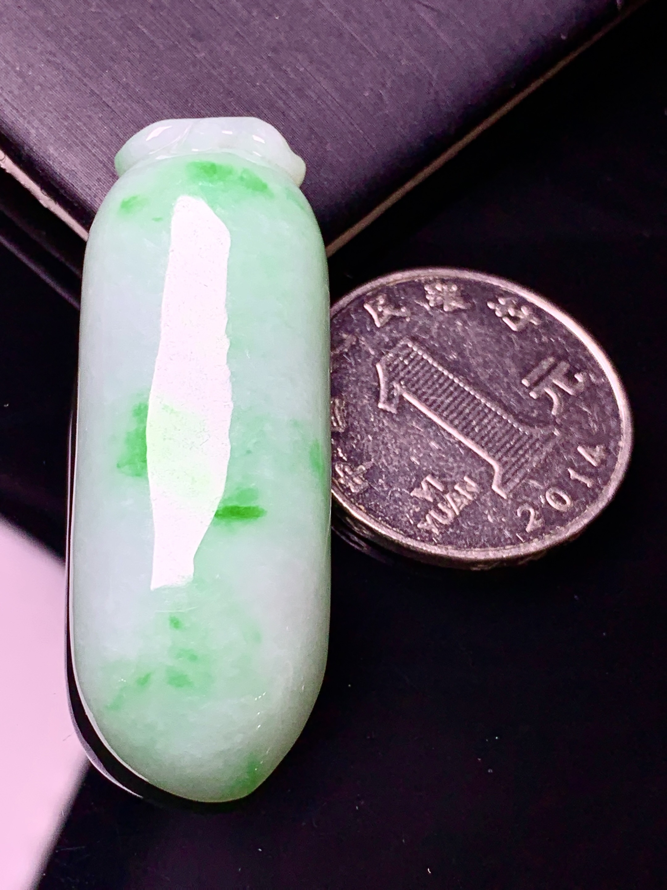 飘绿福瓜吊坠 玉质细腻 色泽艳丽清新 水润亮眼 整体尺寸47*17.2*10 a5