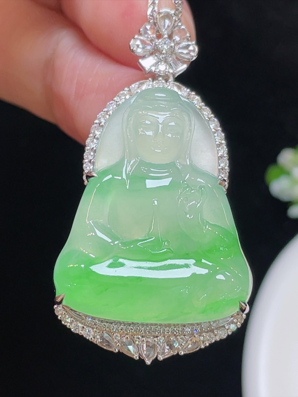 高冰飘绿，厚装观音，大件饱满，通透水润，玉质细腻，翠色鲜艳，18k金奢华钻石镶嵌，26.6-22.0-5.0
