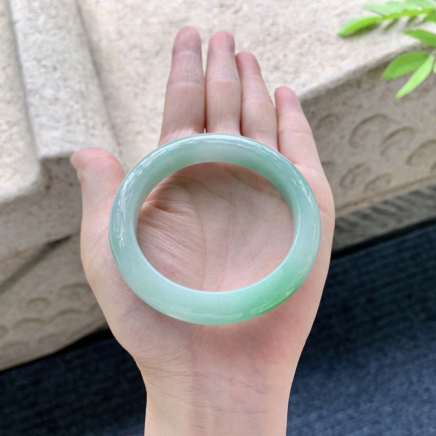 正圈52 53 圈口52.9/10.8/8.4 编码GF050963 糯冰飘绿，水润，种老，细腻，打灯有棉线