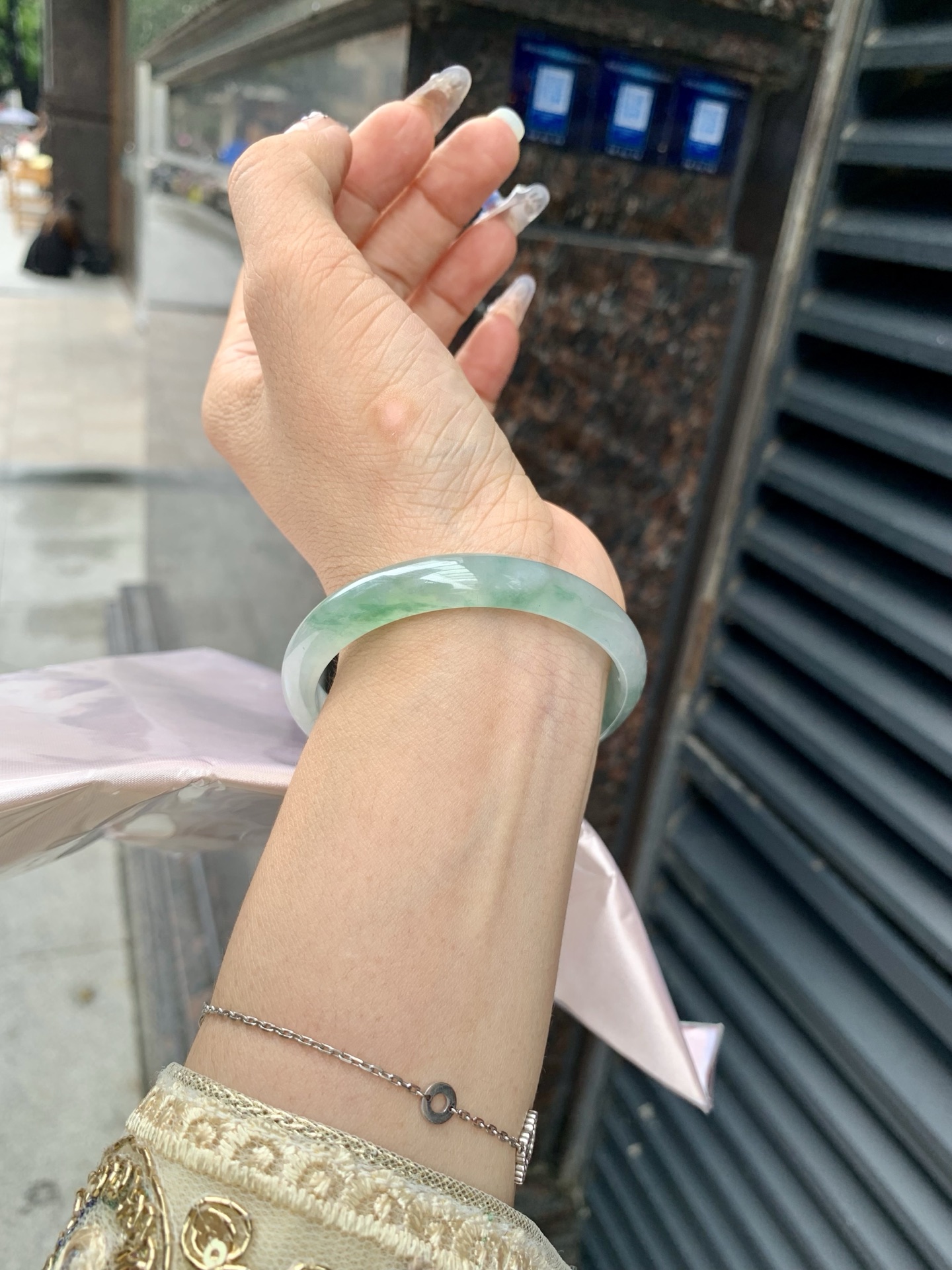 冰飘花贵妃，54.8-48.3-5.2-9，0508-2A109-2，底妆冰润细腻，绿花灵动飘逸，勾勒出一幅唯美诗意的山水意境画，古典优雅又秀气，无裂