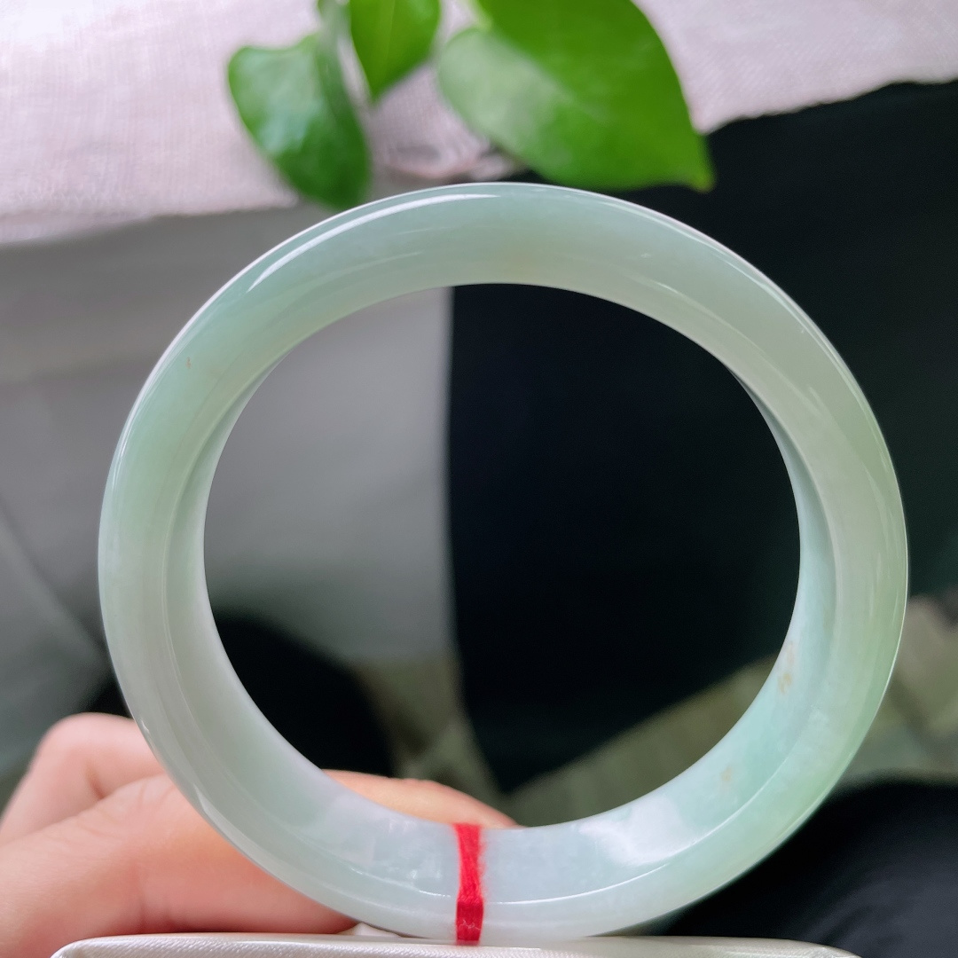 56.8/12.6/7.5，浅绿底正圈，小清新，灵动活泼，显白又减龄，洒金，无裂，ss52245a