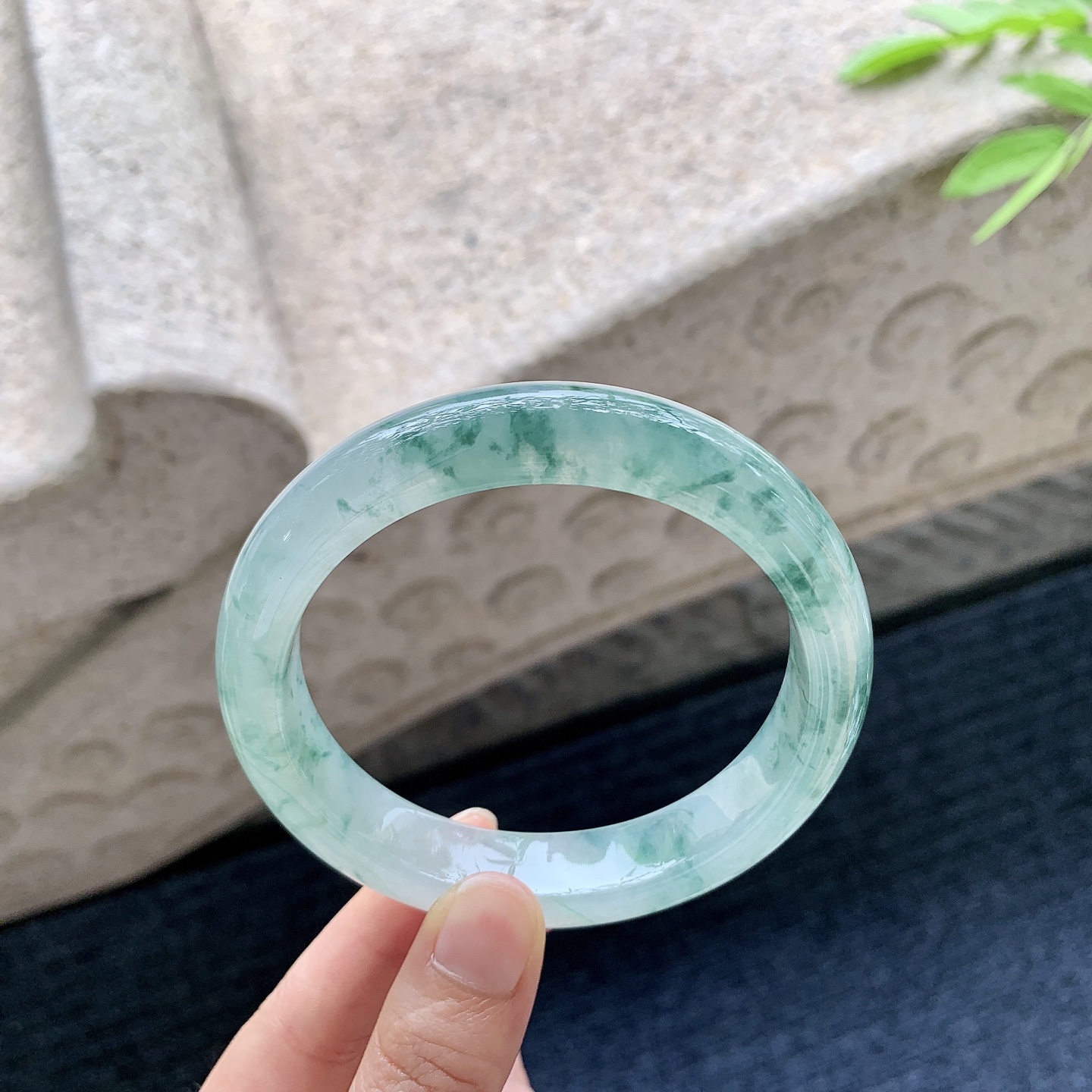 正圈62 63，圈口63.7/13/9.3，编码T1081601，描述冰糯飘花，水润，种老，细腻，无裂。