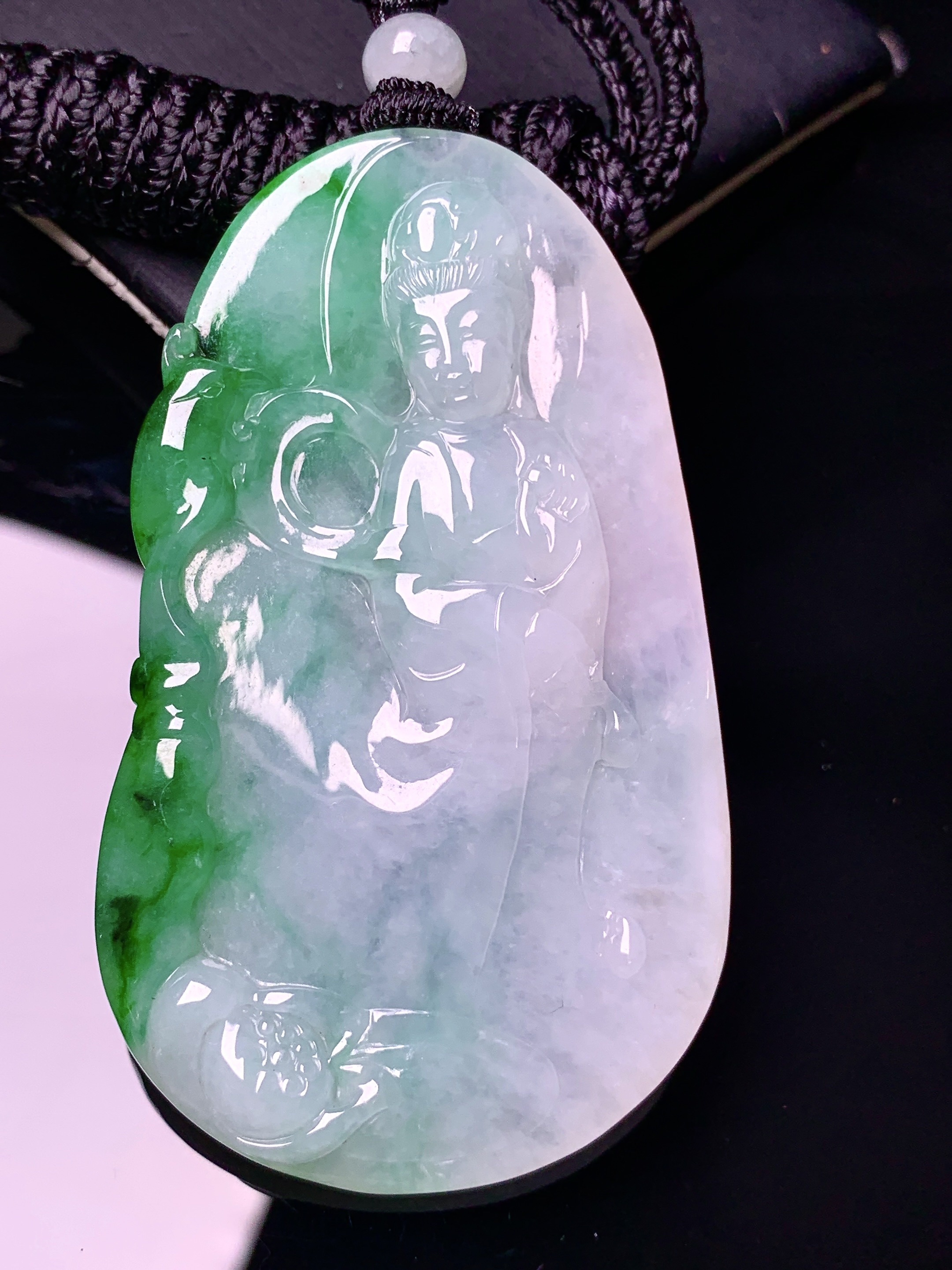 飘绿观音菩萨吊坠 玉质细腻 色泽艳丽清新 水润亮眼 整体尺寸61.8*37.5*7.5 w1