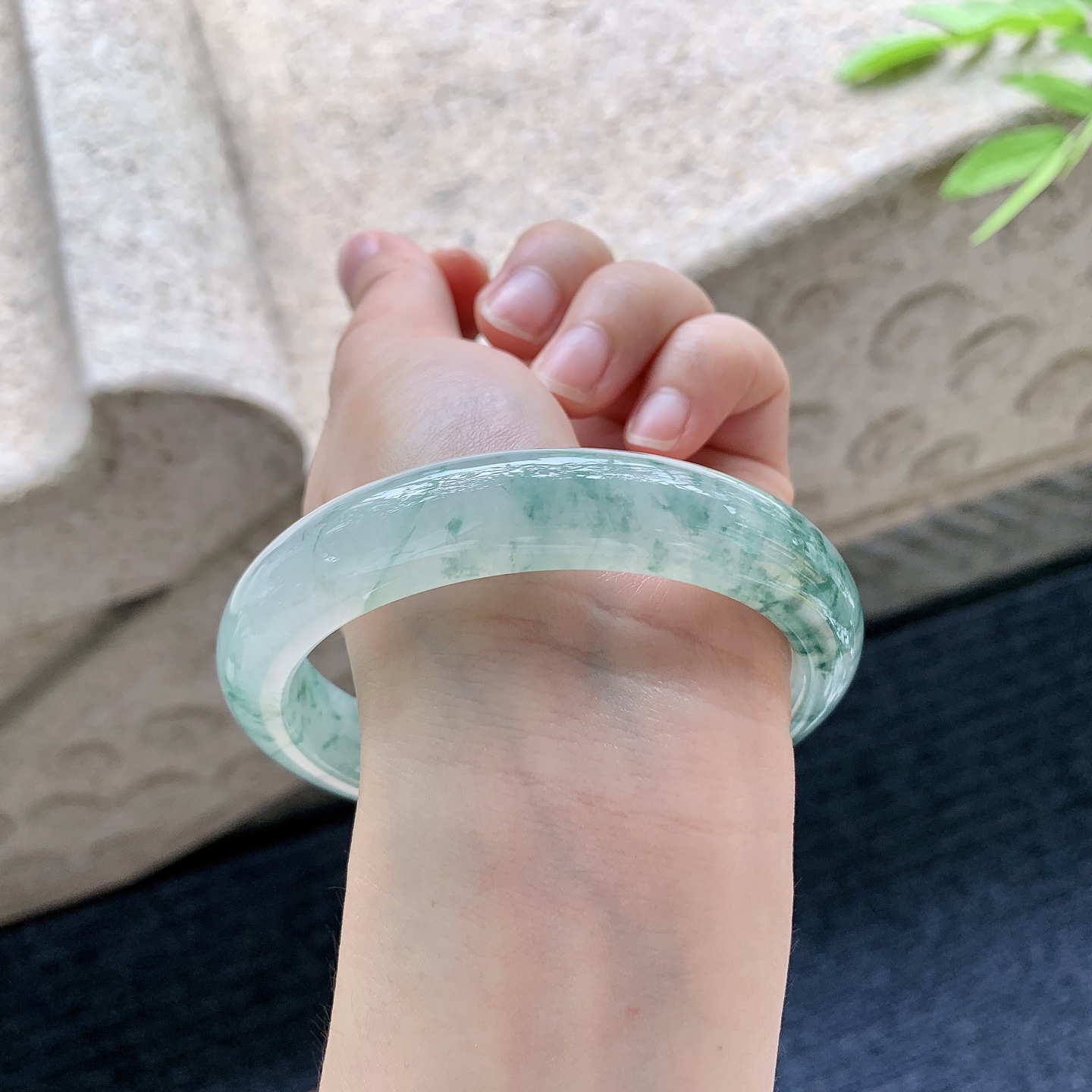 正圈62 63，圈口63.7/13/9.3，编码T1081601，描述冰糯飘花，水润，种老，细腻，无裂。
