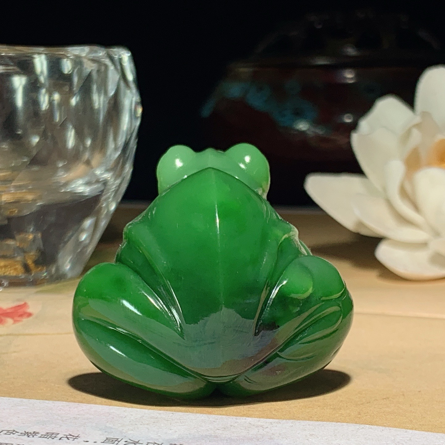 和田玉阳绿红皮料俄罗斯碧玉呱呱来财挂件。尺寸50/40/32重71.5克。玉质细腻油润。手推出油。佩戴高端典雅。lt260507