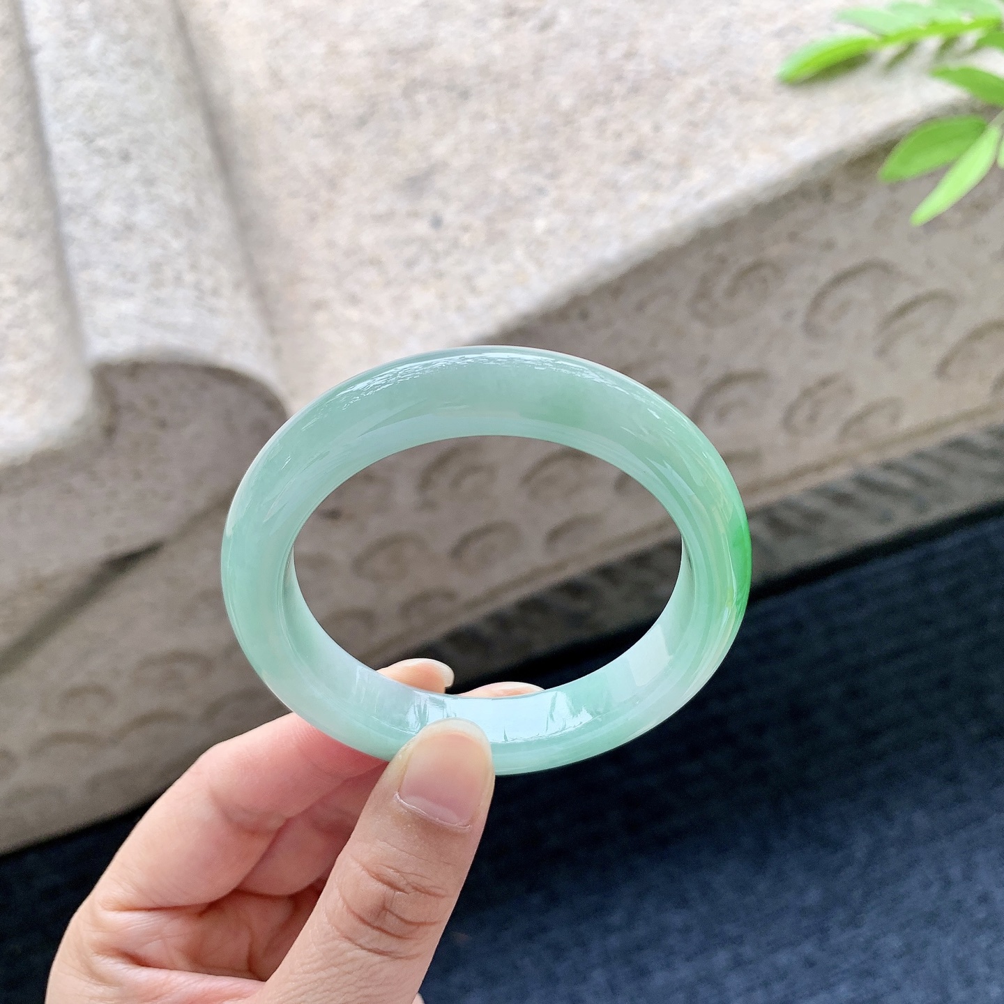 正圈52 53 圈口52.9/10.8/8.4 编码GF050963 糯冰飘绿，水润，种老，细腻，打灯有棉线