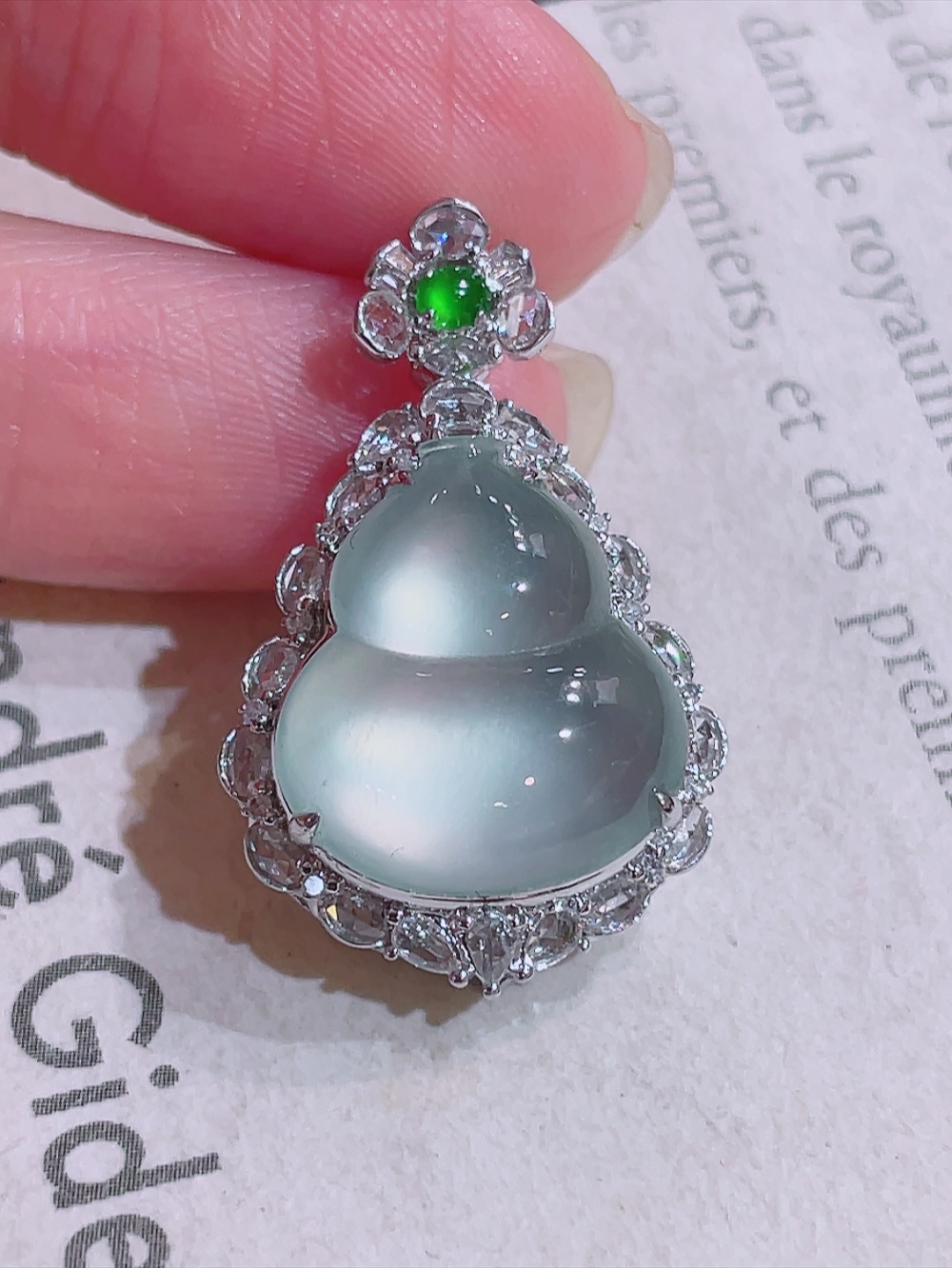 ️高冰玻璃种大葫芦吊坠，无裂，18k金镶嵌，种水，盖中盖，全景天窗，全金镶嵌，南非钻镶，厚重饱满，福禄双全，荧光四射，刚性十足，高端大气，性比高27.8/17.2/11.2，裸石15.2/13.5