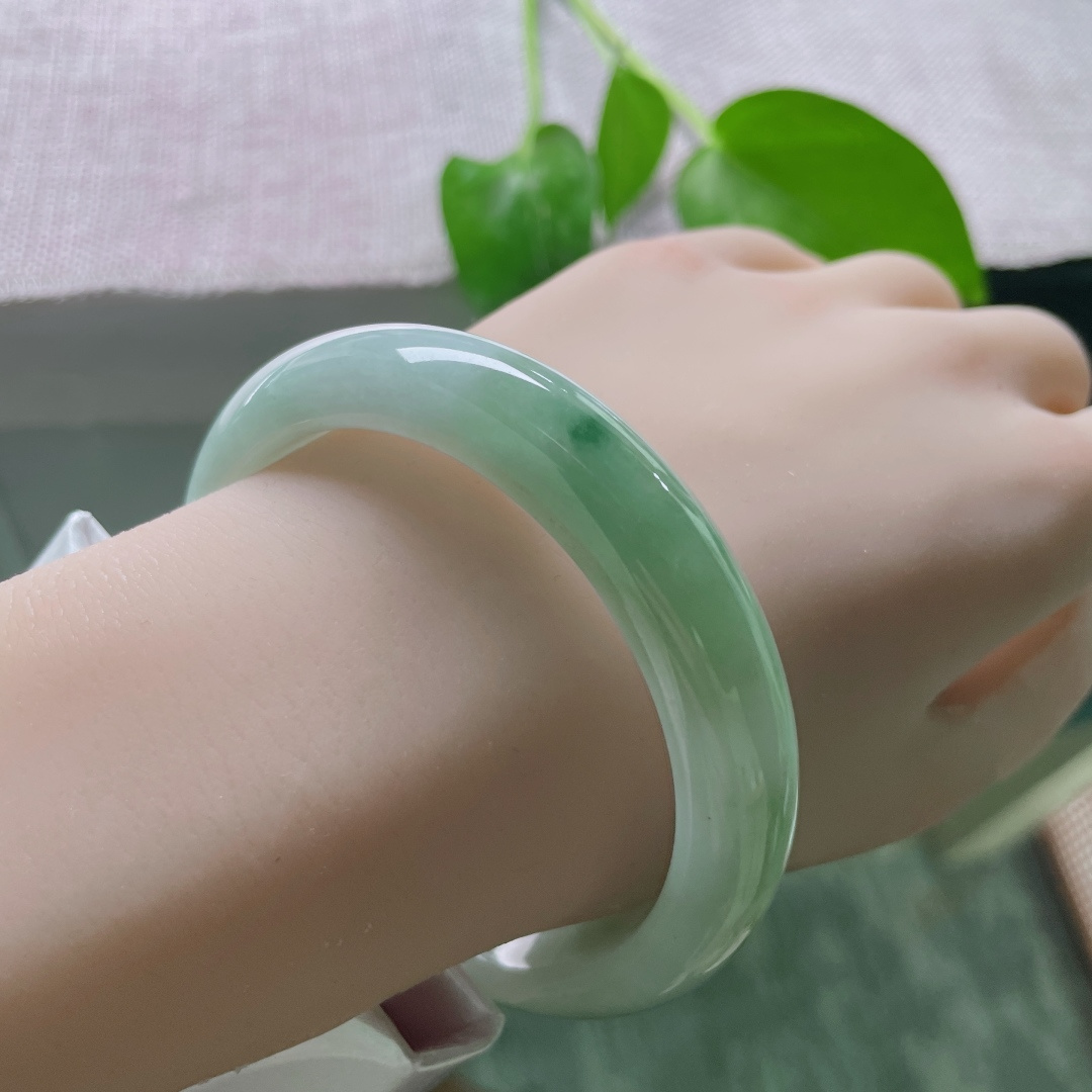 58.7/12.8/8，浅绿底正圈，水头好，一抹深色过渡自然，沉稳大方，有棉线，ss49228a