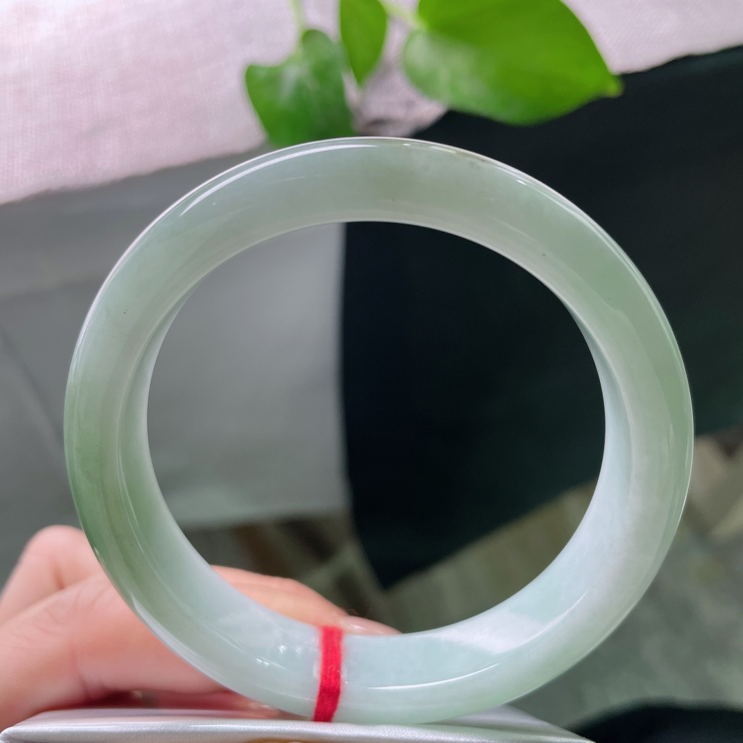 58.7/12.8/8，浅绿底正圈，水头好，一抹深色过渡自然，沉稳大方，有棉线，ss49228a