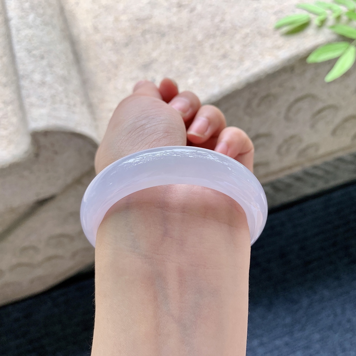 正圈51 52【圈口】51/13.3/8【编码】GF050962【描述】糯冰，水润，种老，细腻，打灯有棉线