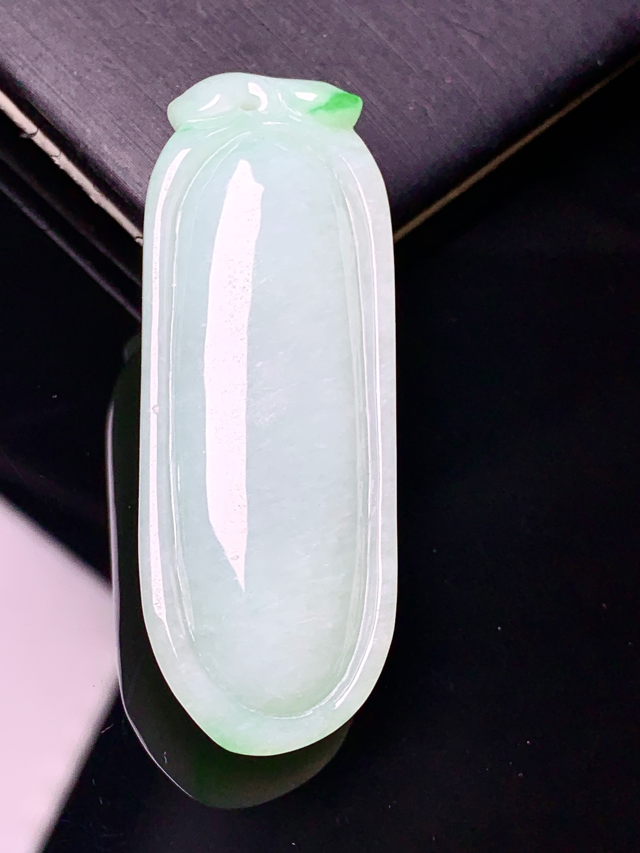 飘绿福瓜吊坠 玉质细腻 色泽艳丽清新 水润亮眼 整体尺寸47*17.2*10 a5