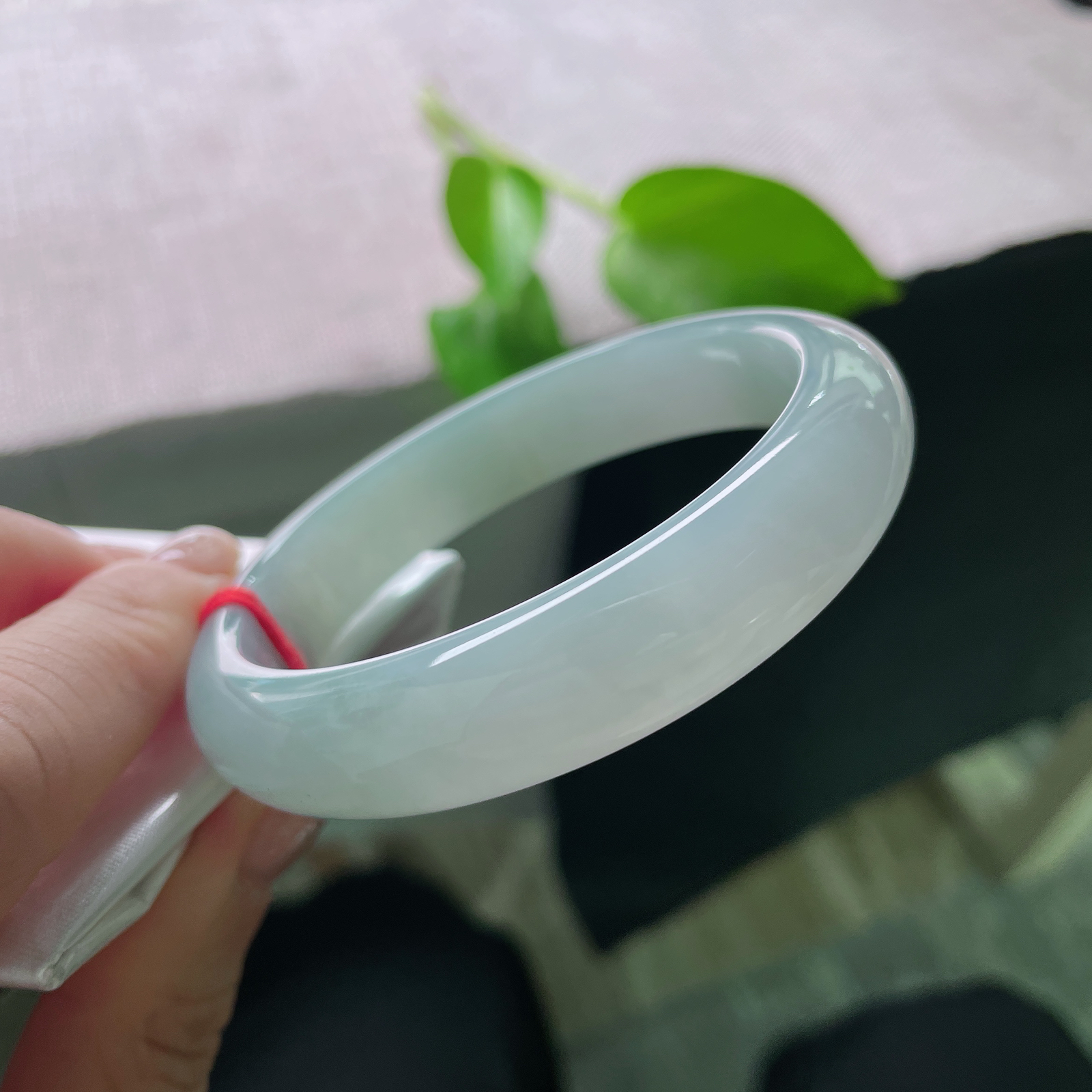 57/12.8/7.9，浅蓝底正圈，温柔贤惠，素净，质地温润细腻，婀娜多姿ss52902a