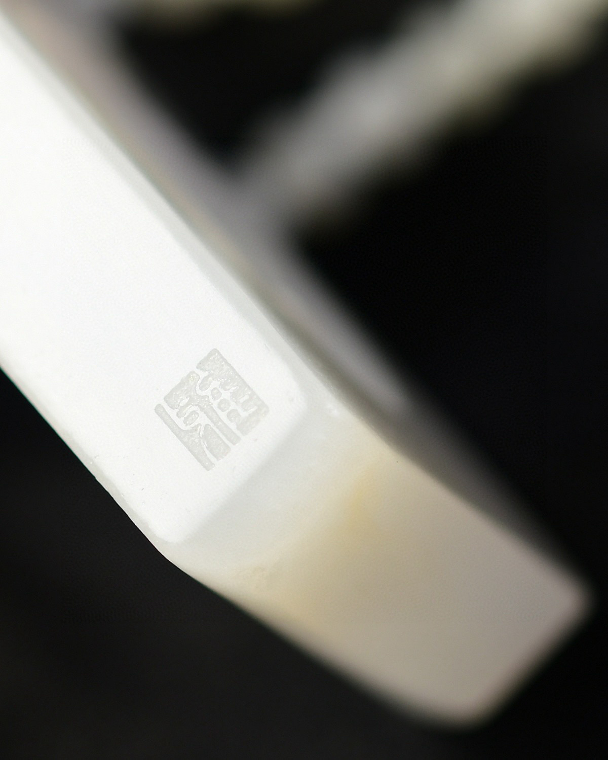 新疆和田玉羊脂玉山流水生肖马牌 马到成功 家庭合睦 玉质油光脂滑 造型工整 精雕细琢 无杂无裂 密度过灯 佩戴典雅有内涵 赠送友人或自留都是最佳选择  一块料精雕 重量：66.8g 尺寸：54.2/34.4/10.4