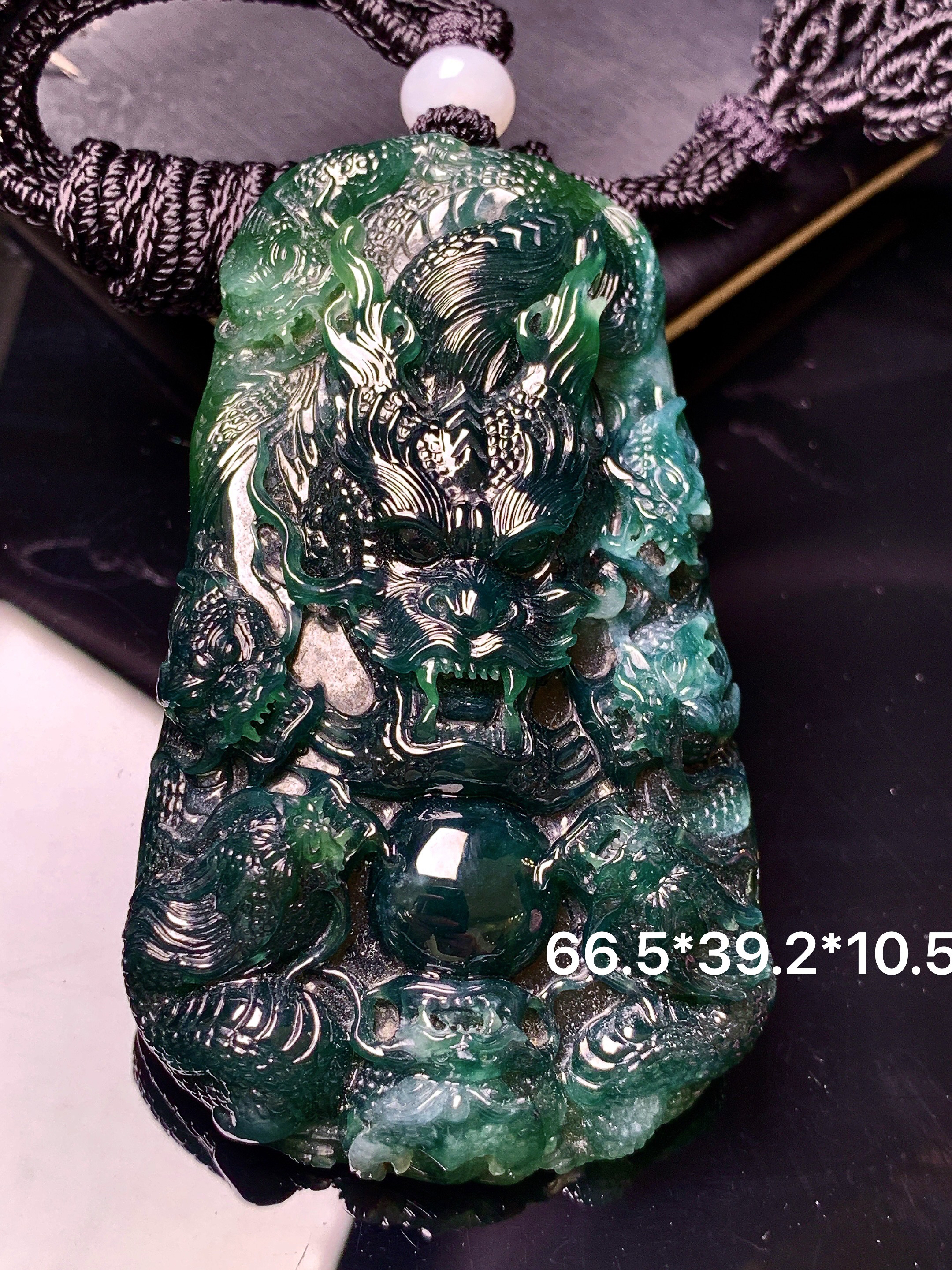 墨绿龙牌吊坠 玉质细腻 色泽艳丽清新 水润亮眼 整体尺寸66.5*39.2*10.5 L1