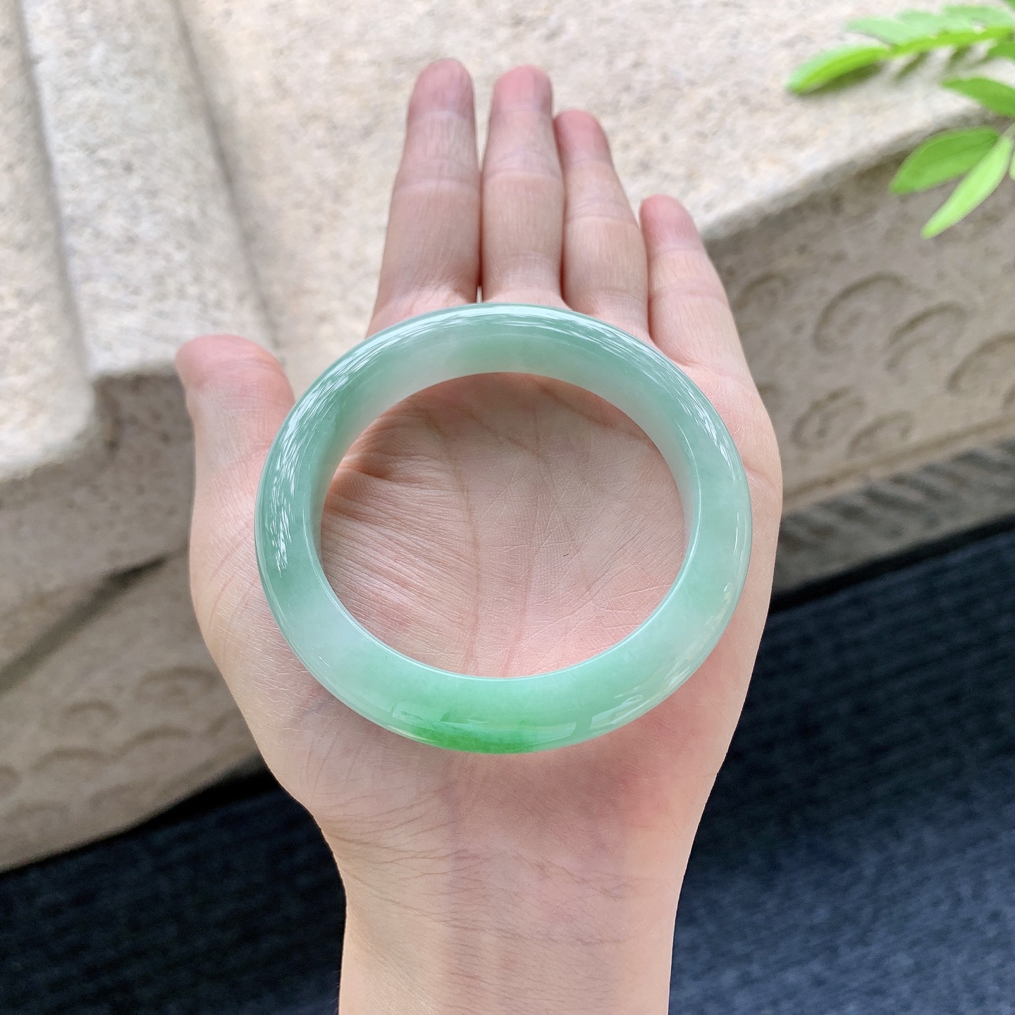 正圈52 53 圈口52.9/10.8/8.4 编码GF050963 糯冰飘绿，水润，种老，细腻，打