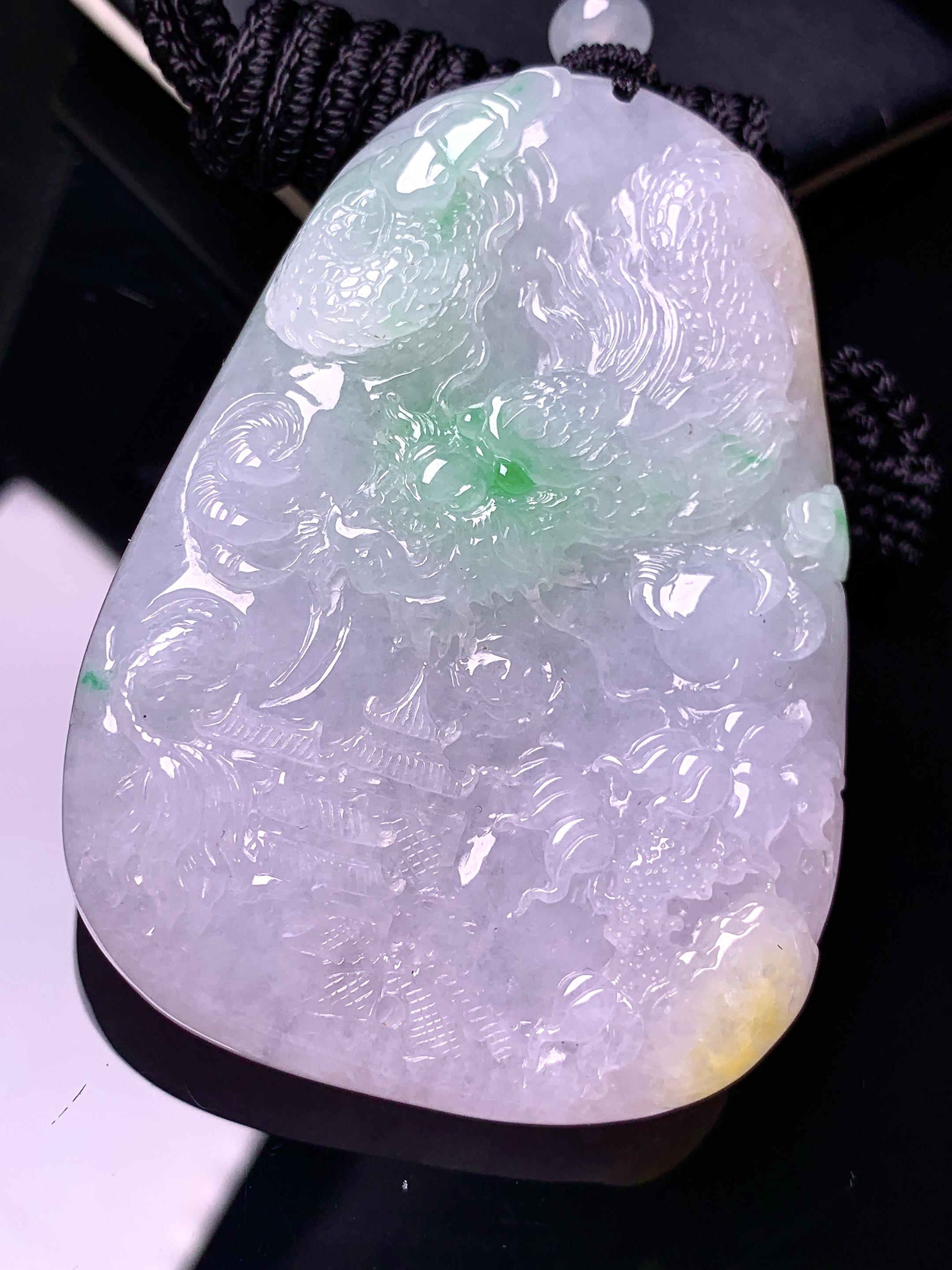 飘绿龙牌吊坠 玉质细腻 色泽艳丽清新 水润亮眼 整体尺寸64.5*45.6*11.5 w1