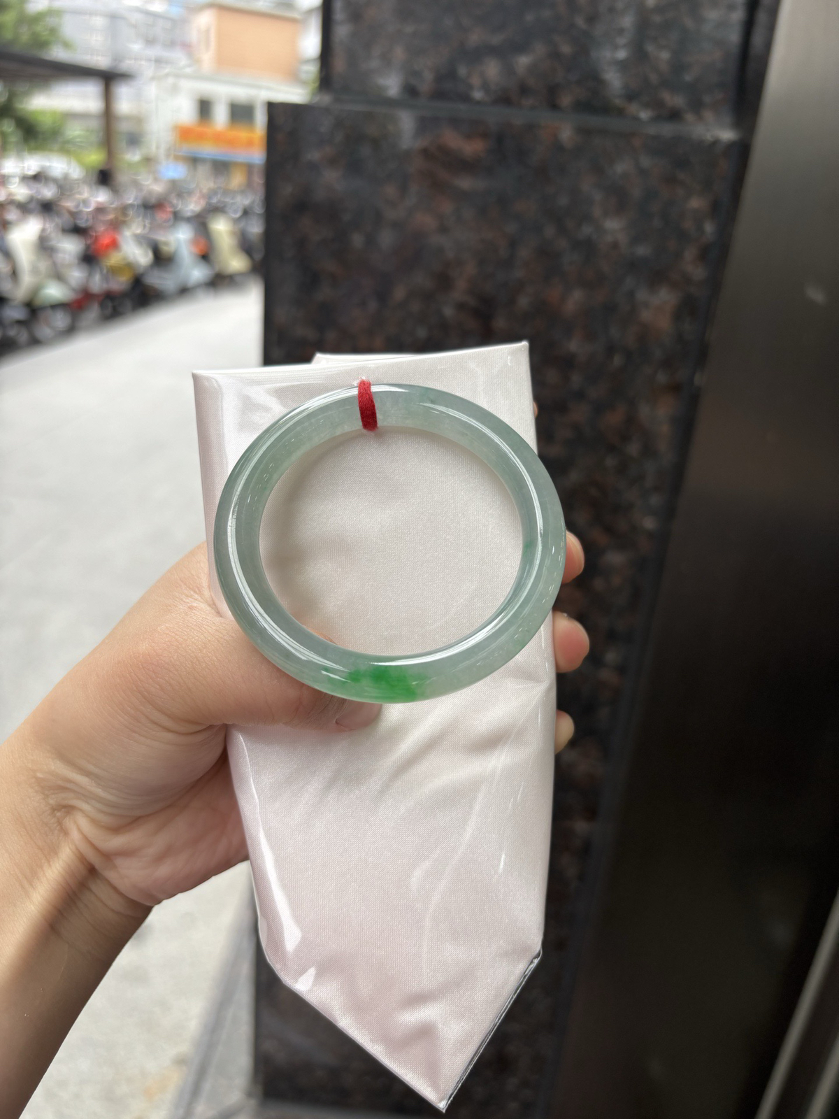 飘阳绿美人，无暇。简约却充满灵气，几抹绿花点缀，清新如芽，宛若自然的画卷凝结于腕间，静中带动，韵味悠长