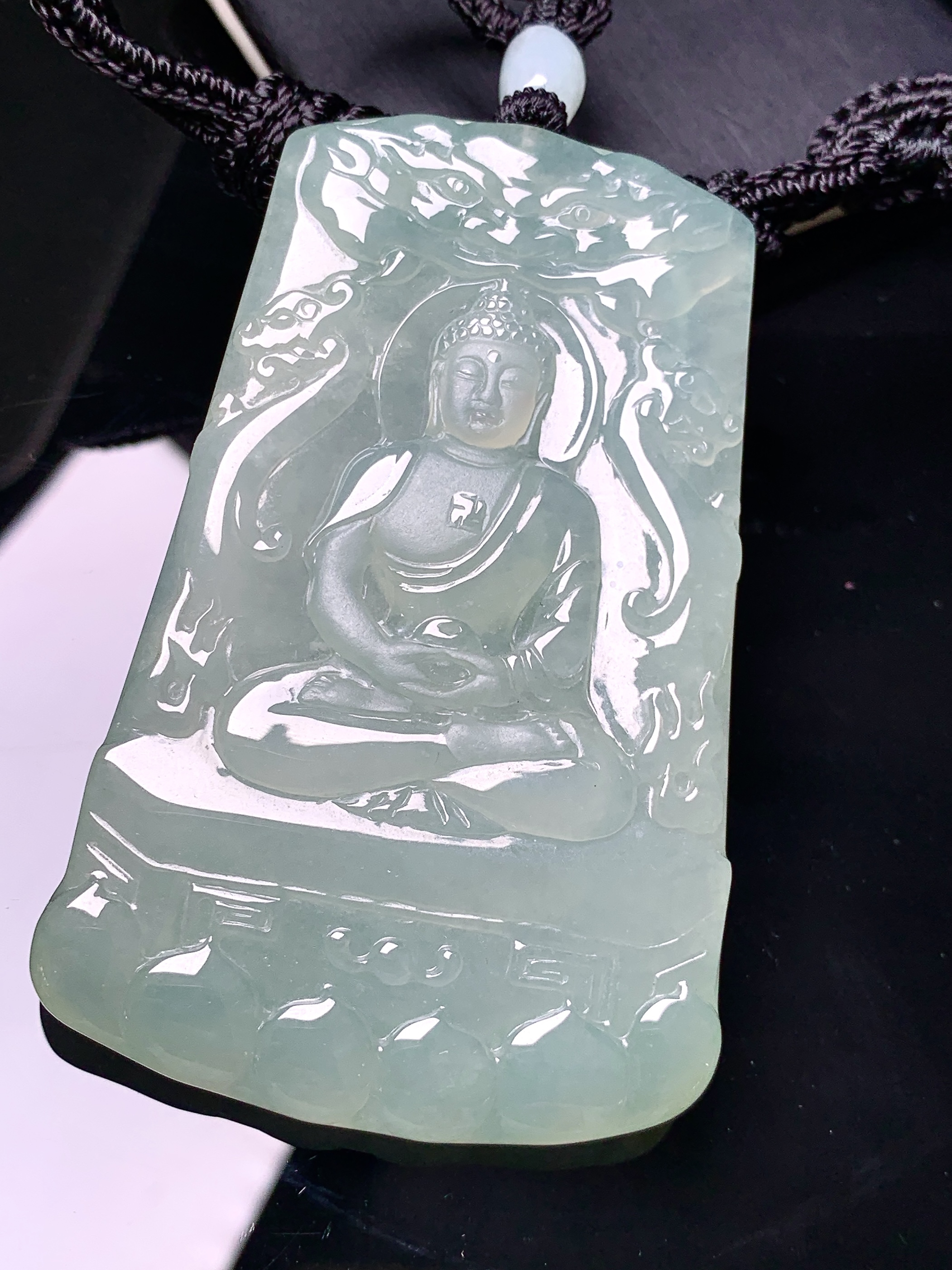 冰种大日如来佛祖吊坠 玉质细腻 色泽艳丽清新 水润亮眼 整体尺寸67.8*44.2*6 L1