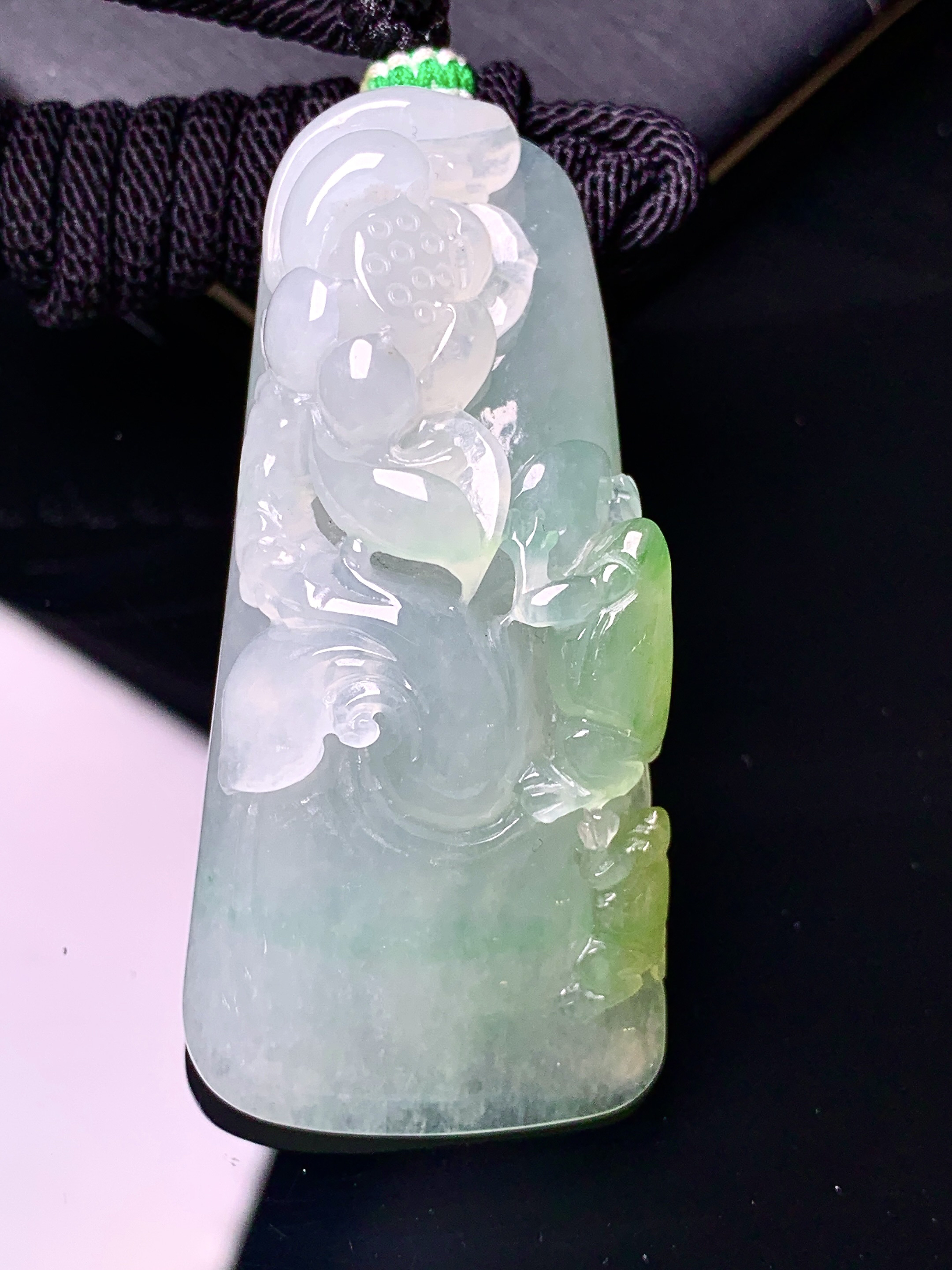 飘黄绿翡花开富贵吊坠 玉质细腻 色泽艳丽清新 水润亮眼 整体尺寸52.3*24.5*15 a5