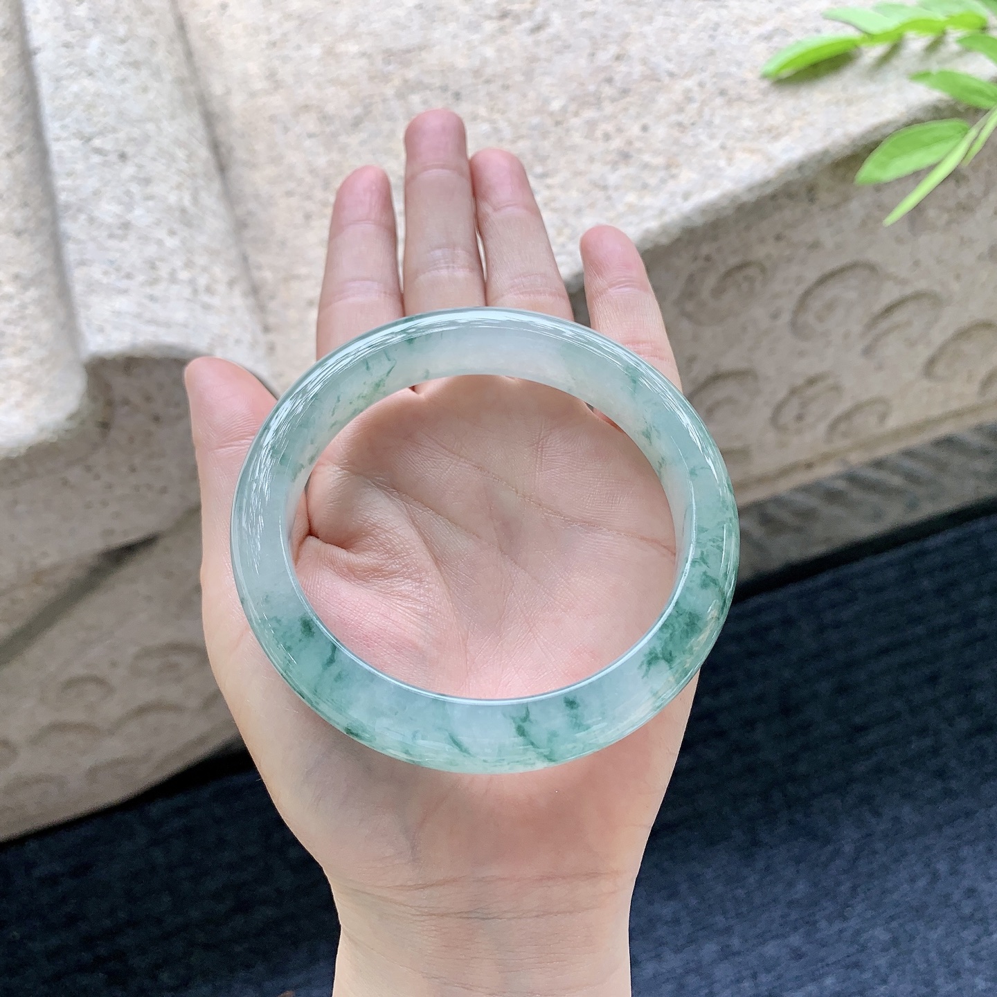 正圈62 63，圈口63.7/13/9.3，编码T1081601，描述冰糯飘花，水润，种老，细腻，无