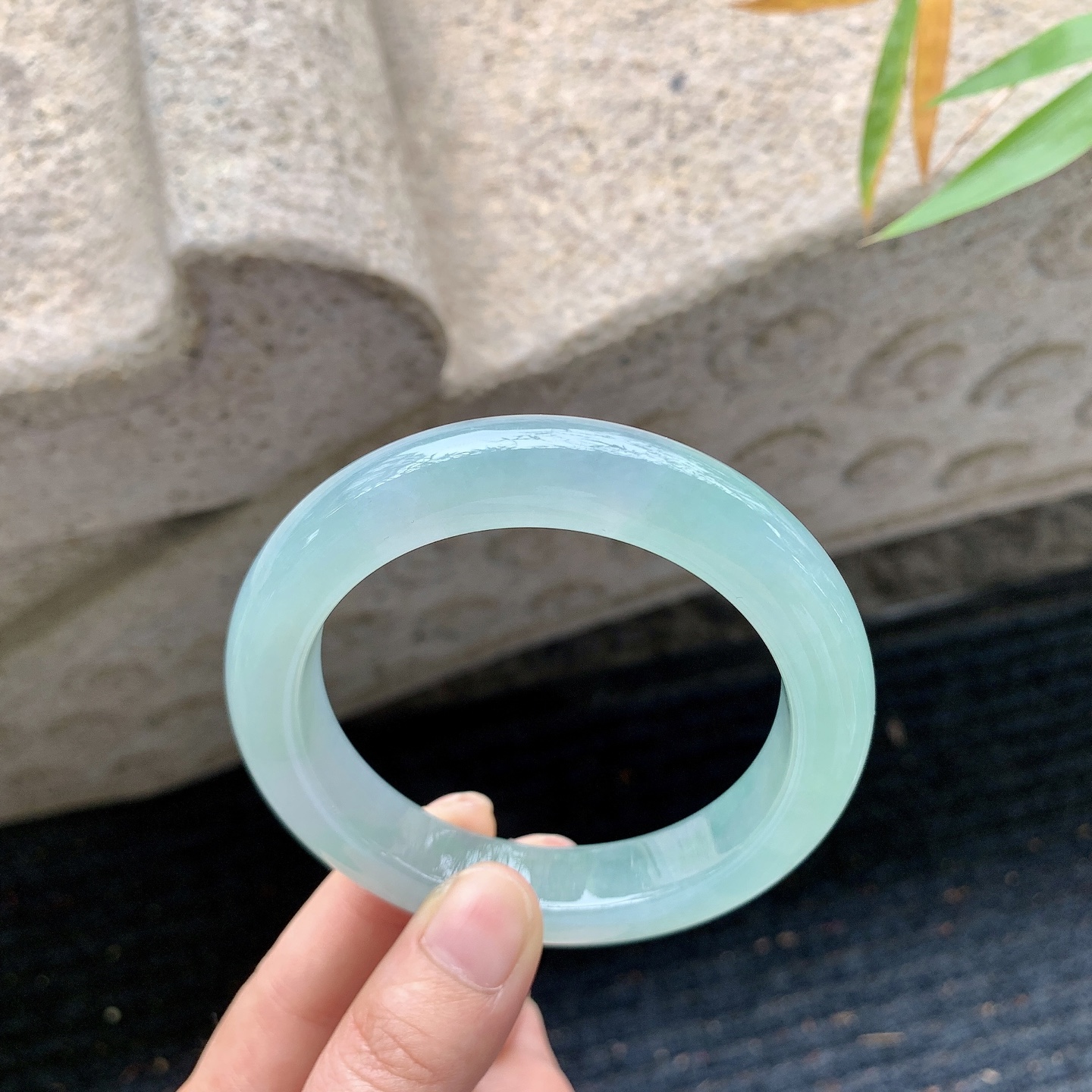正圈58 59 圈口59/12.5/10.3 编码J1041945 描述糯冰晴绿，水润，种老，细腻，无裂