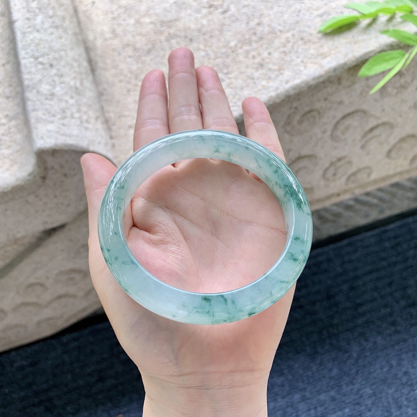 正圈62 63，圈口63.7/13/9.3，编码T1081601，描述冰糯飘花，水润，种老，细腻，无裂。