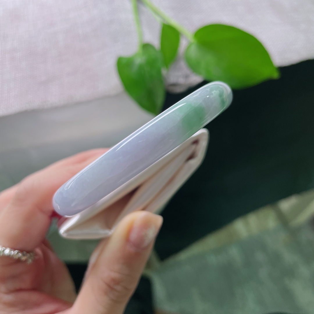 53.6/9.4，圆条，指尖轻捻，仿佛接住了一捧揉碎的月光，紫雾里藏着细碎星光。有纹，ss52092a
