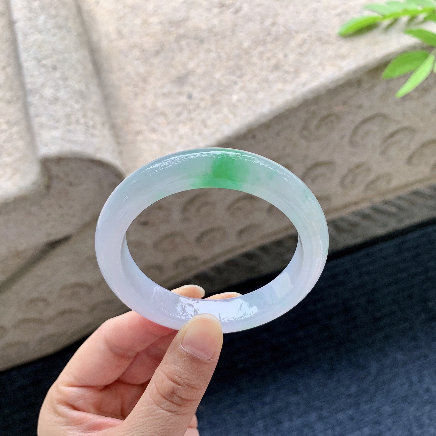 正圈53 54 【圈口】54.4/12.3/8.4 【编码】C5050948 糯冰春彩，飘绿，水润，种老，细腻，打灯有棉线
