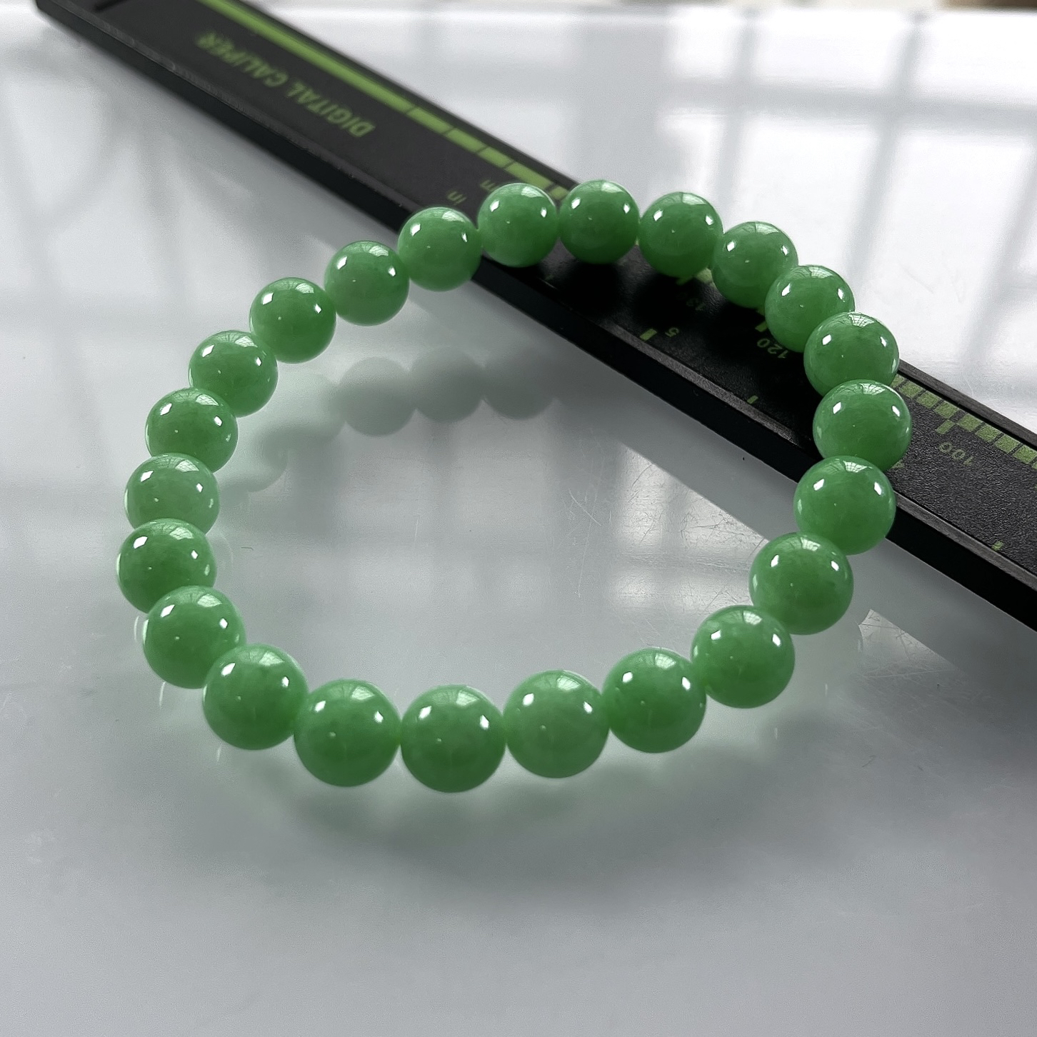 缅甸天然翡翠A货，卡8冰润满绿果阳绿圆珠手串手链，尺寸：8mm/23颗，长度185mm，重量：21.08g
