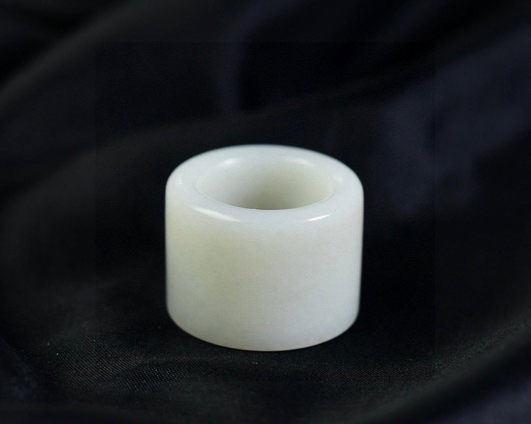 圈口：22.6mm 和田玉老坑玉扳指 器形规整大气 整体周正 素面精工细作 其重韵味 内敛稳重 古朴