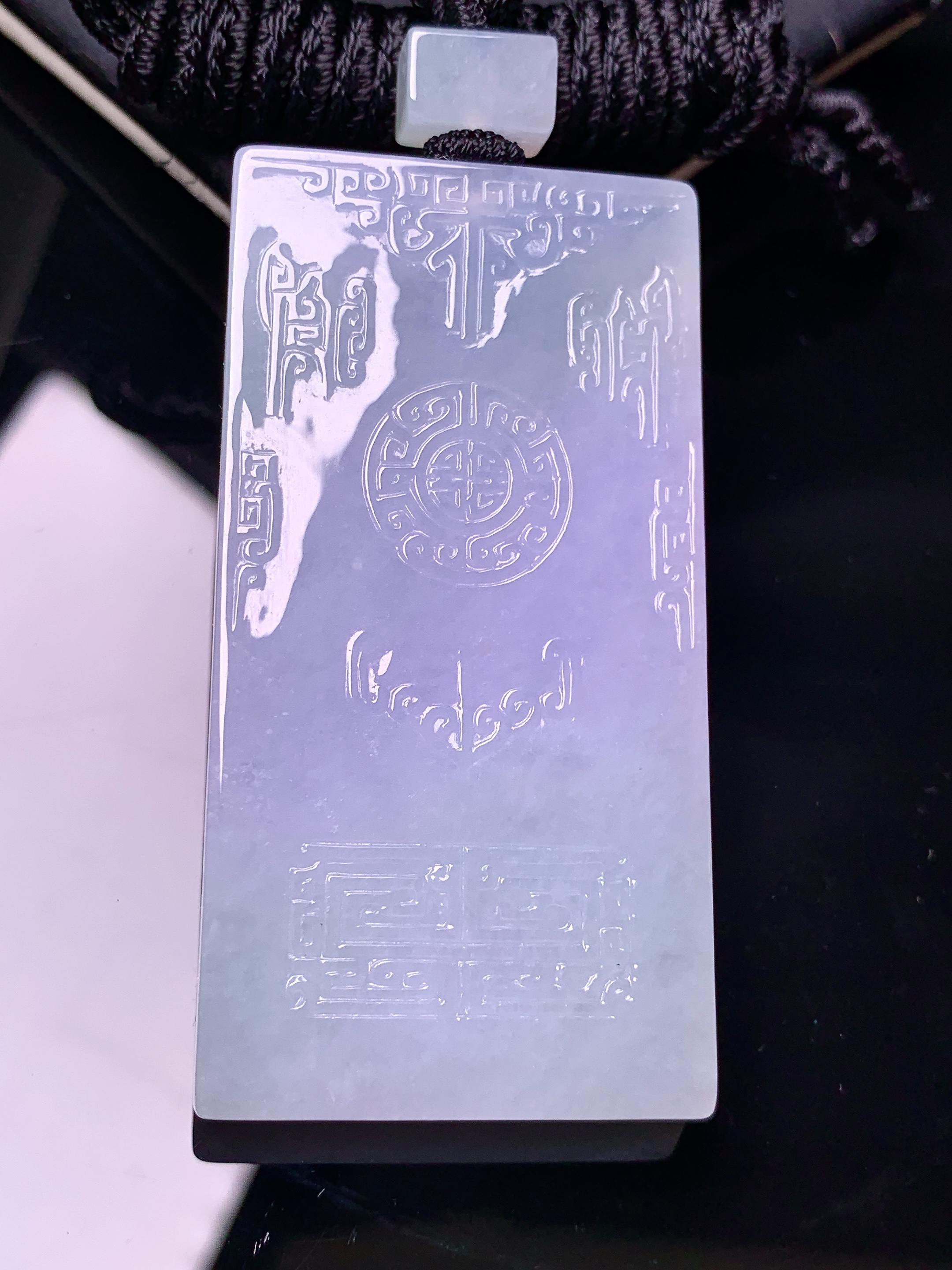 淡紫罗兰飘绿无事牌吊坠 玉质细腻 色泽艳丽清新 水润亮眼 整体尺寸58*29.2*6 L1