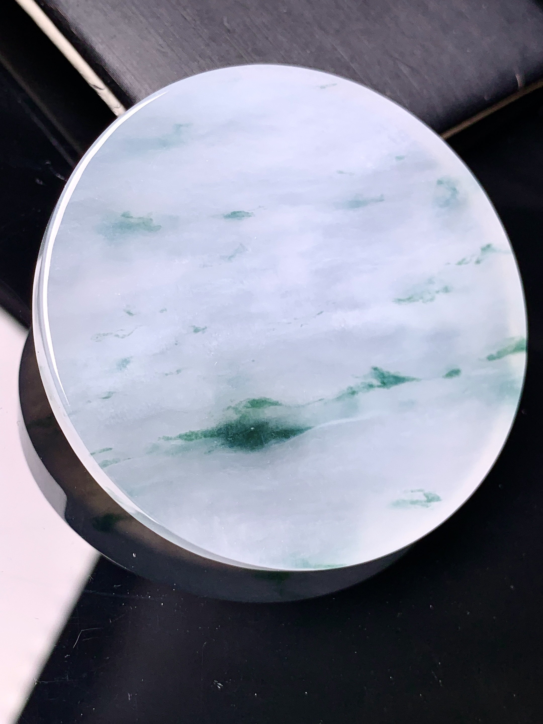 飘绿圆牌吊坠 玉质细腻 色泽艳丽清新 水润亮眼 整体尺寸50*7 L1