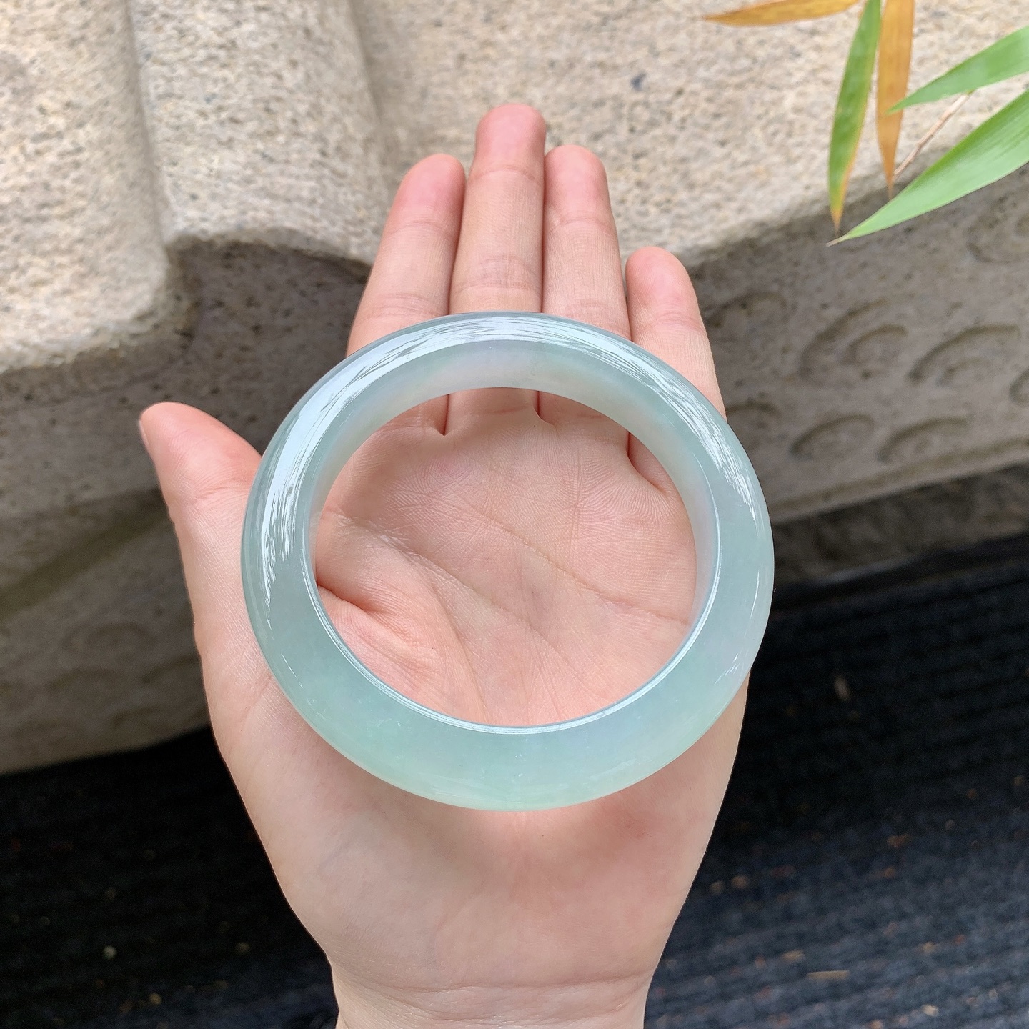 正圈58 59 圈口59/12.5/10.3 编码J1041945 描述糯冰晴绿，水润，种老，细腻，
