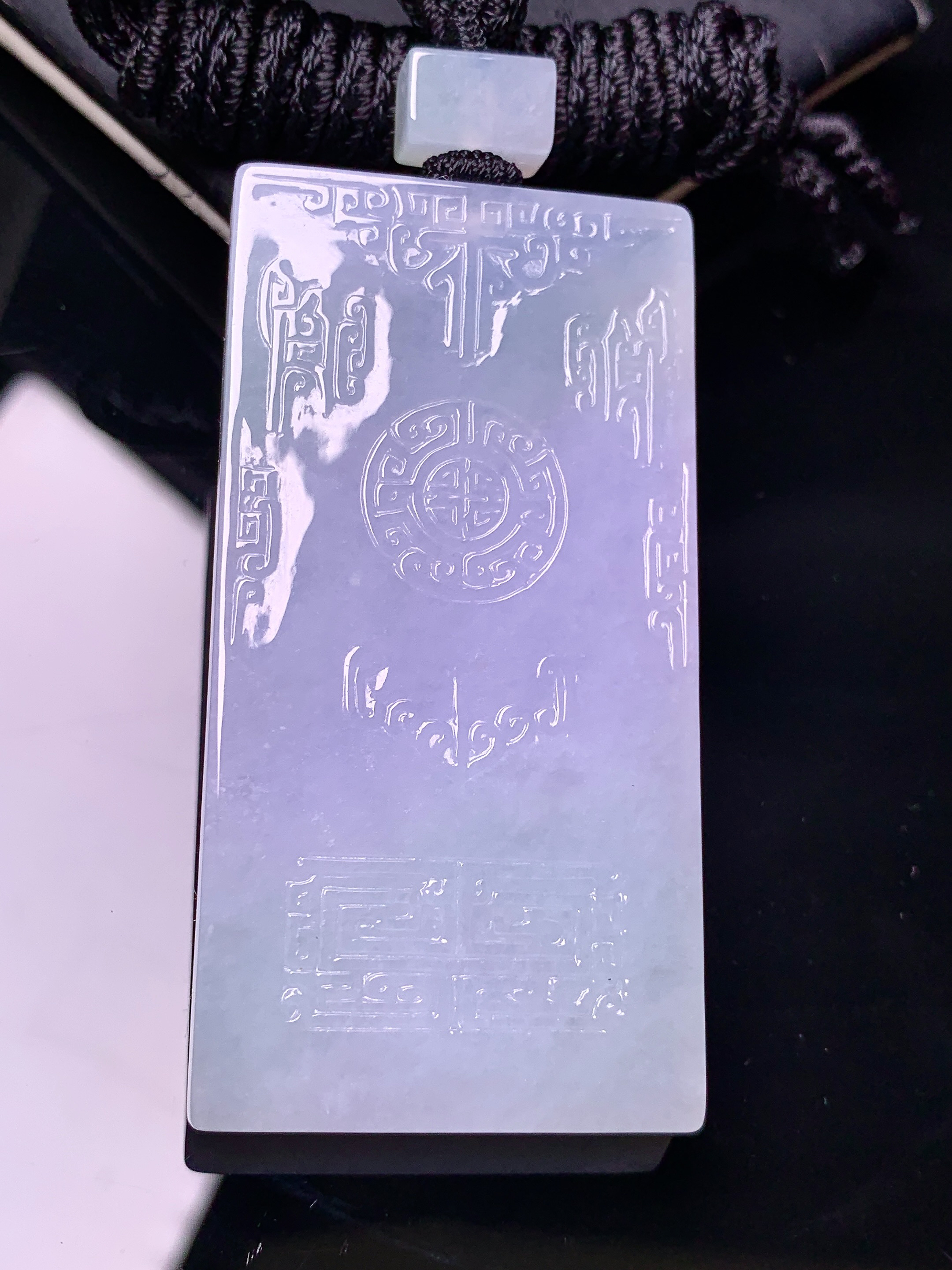 淡紫罗兰飘绿无事牌吊坠 玉质细腻 色泽艳丽清新 水润亮眼 整体尺寸58*29.2*6 L1