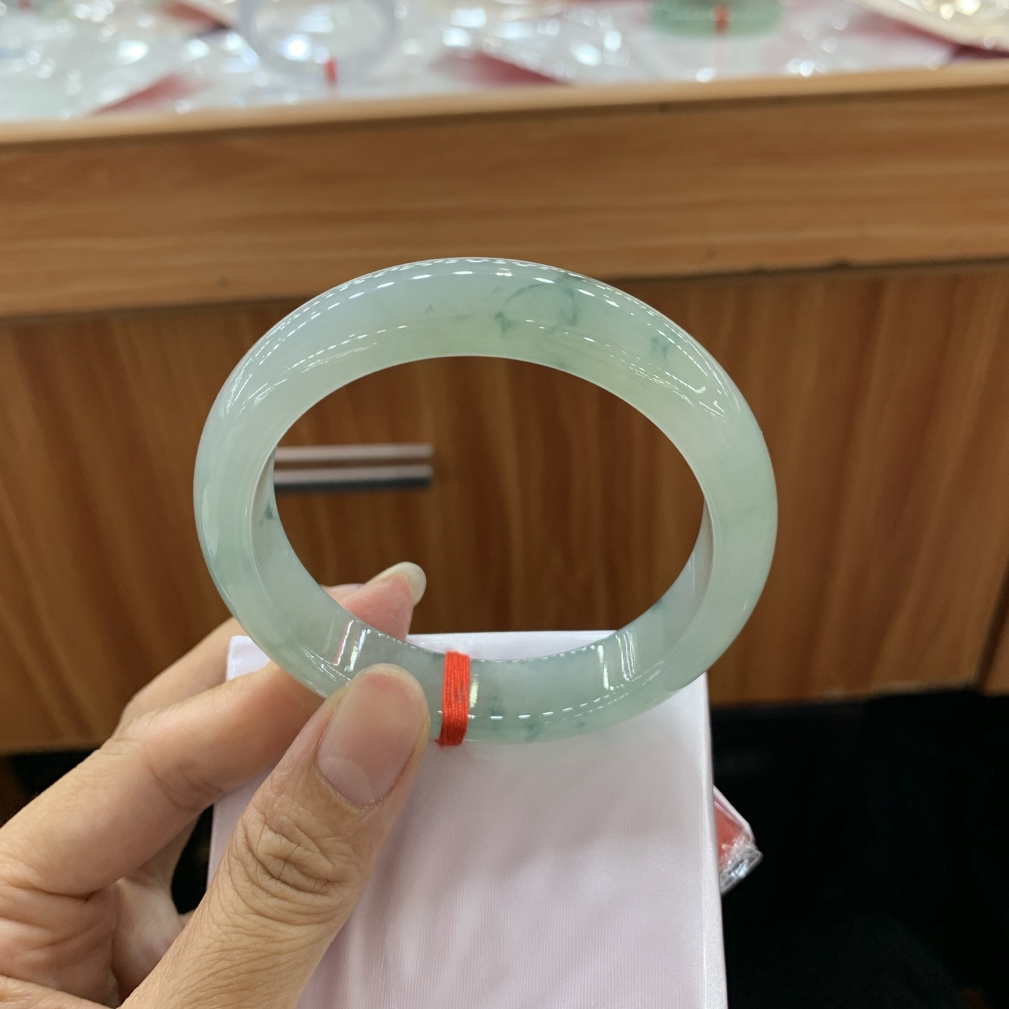 050735H，冰飘花正圈翡翠手镯，57.7-13.3-8.4