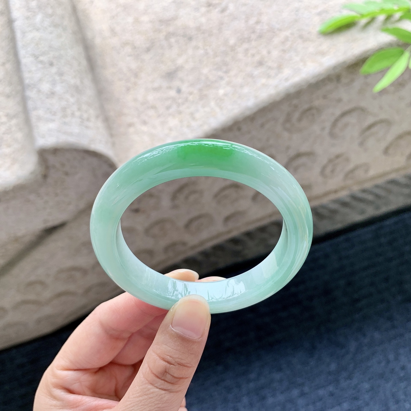 正圈52 53 圈口52.9/10.8/8.4 编码GF050963 糯冰飘绿，水润，种老，细腻，打灯有棉线