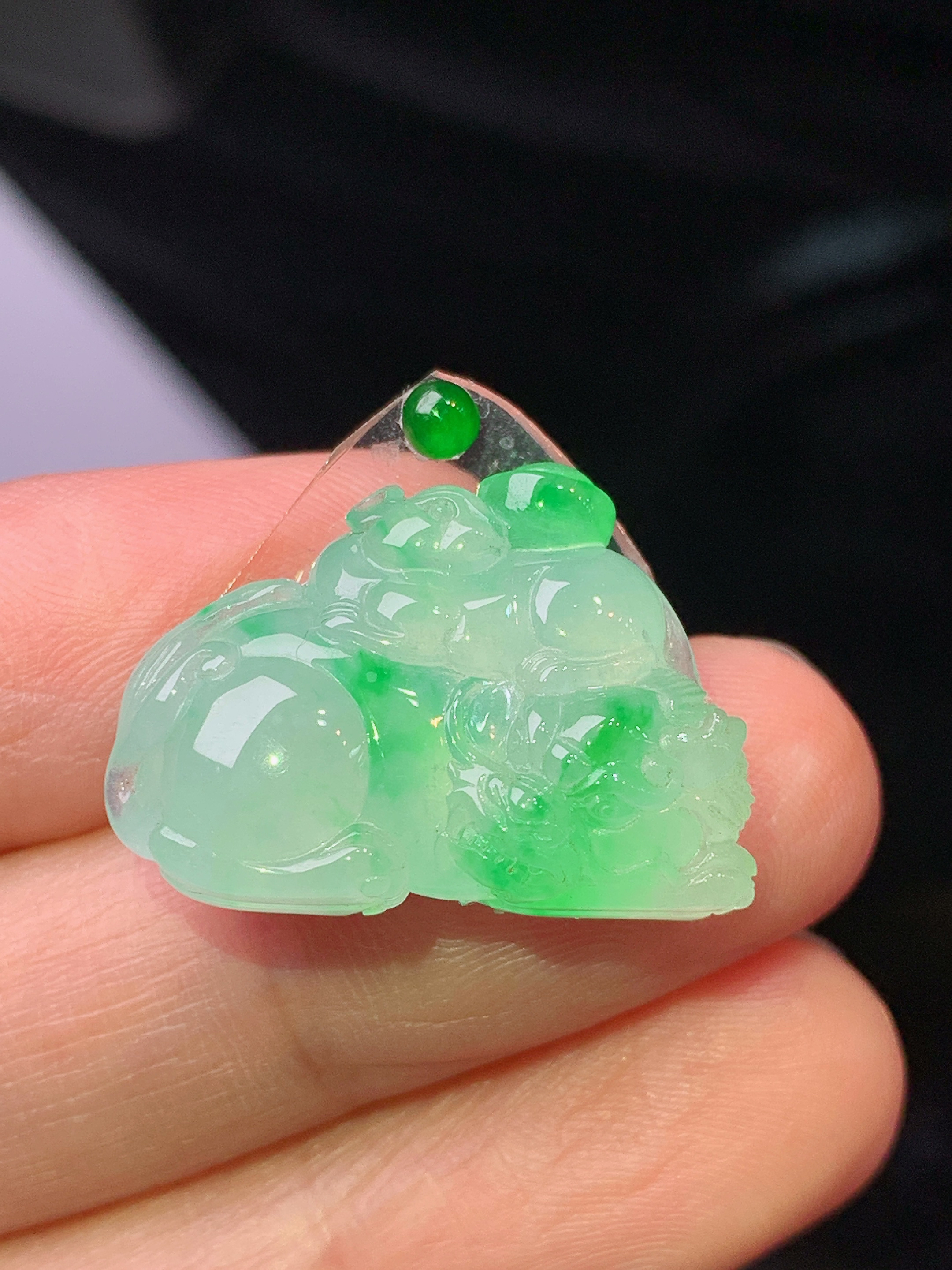 镶嵌款 飘绿貔貅吊坠 玉质细腻 色泽艳丽清新 水润亮眼 整体尺寸16.6*23.3*6 2x