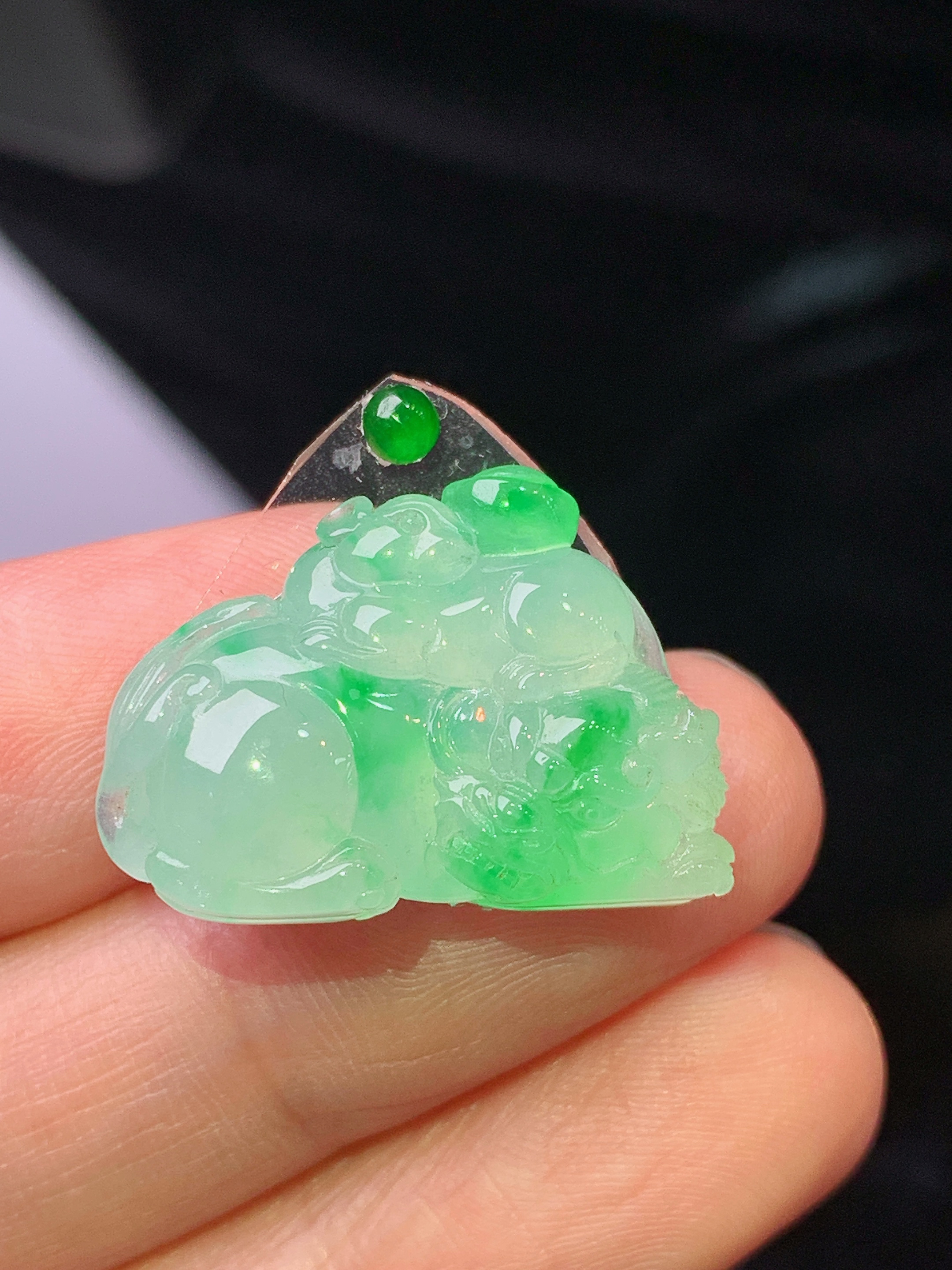 镶嵌款 飘绿貔貅吊坠 玉质细腻 色泽艳丽清新 水润亮眼 整体尺寸16.6*23.3*6 2x